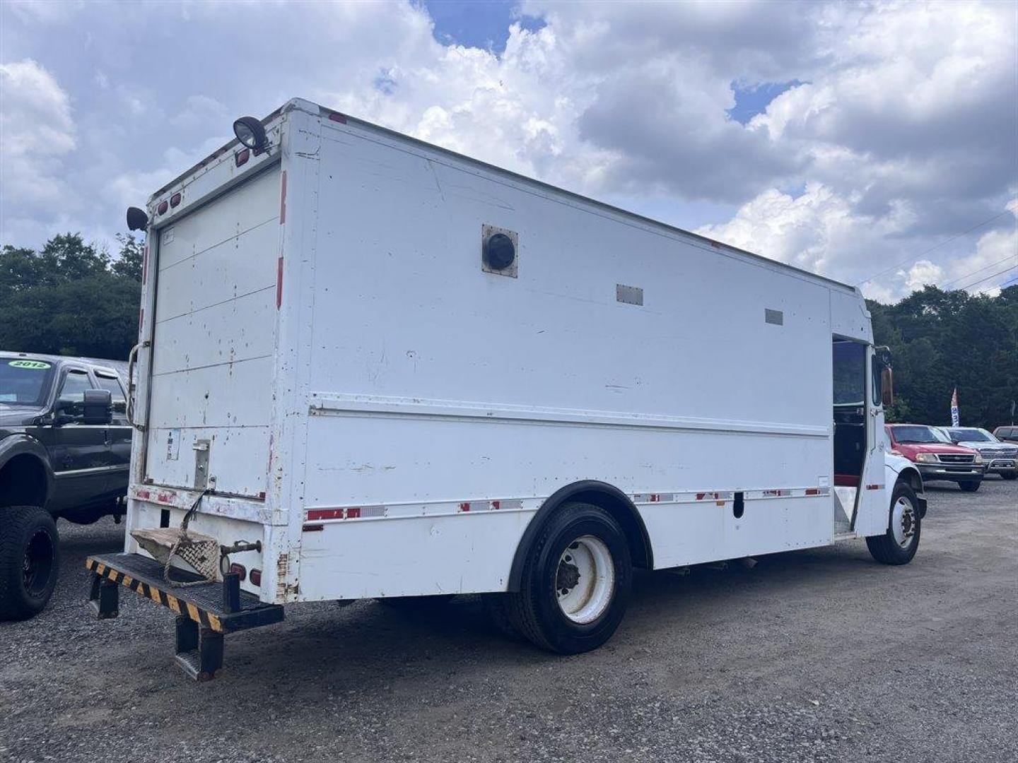 1996 White /Grey International 4700 (1HTSCAAN5TN) , Automatic transmission, located at 745 East Steele Rd., West Columbia, SC, 29170, (803) 755-9148, 33.927212, -81.148483 - Photo#4