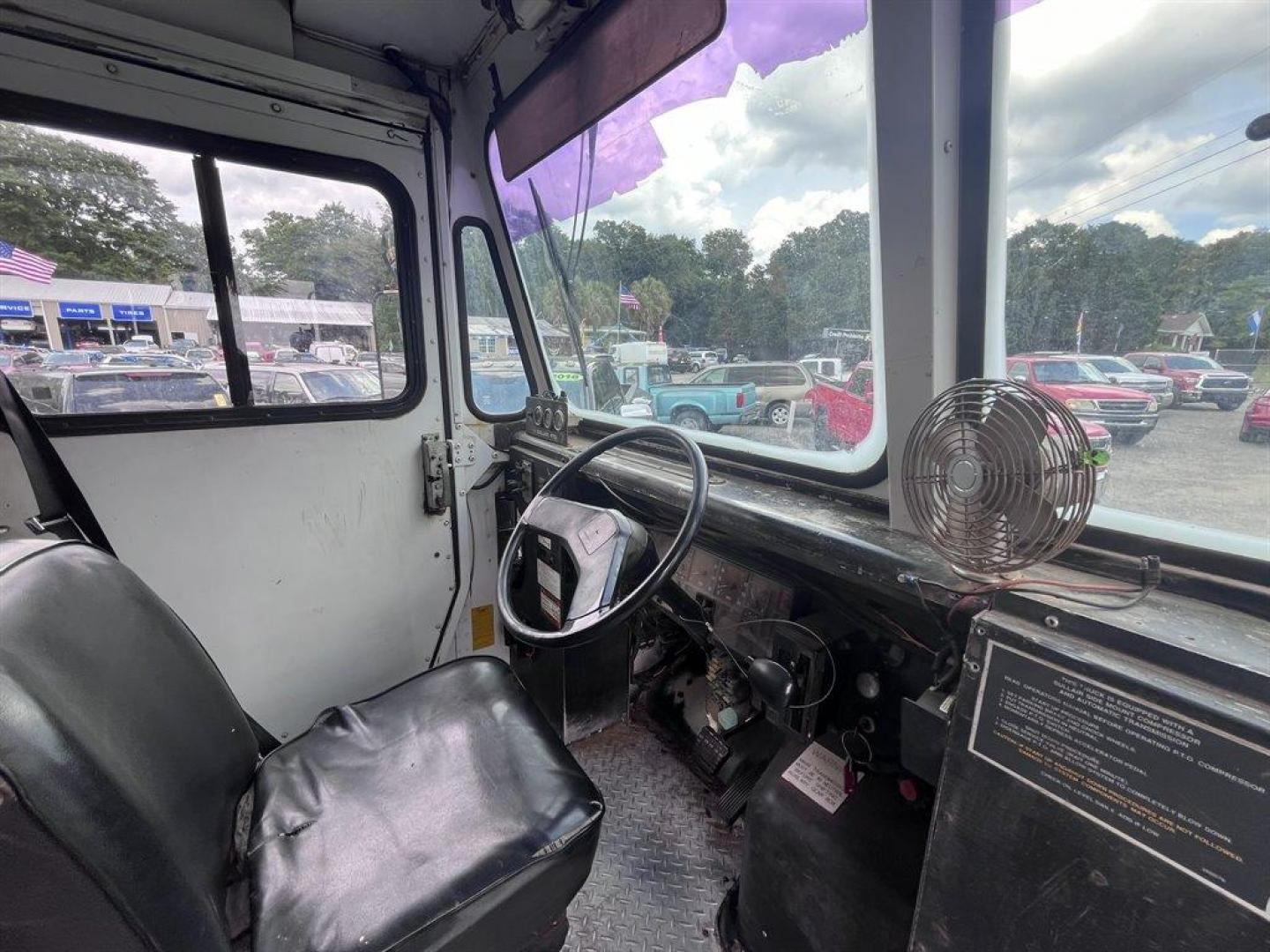 1996 White /Grey International 4700 (1HTSCAAN5TN) , Automatic transmission, located at 745 East Steele Rd., West Columbia, SC, 29170, (803) 755-9148, 33.927212, -81.148483 - Photo#5