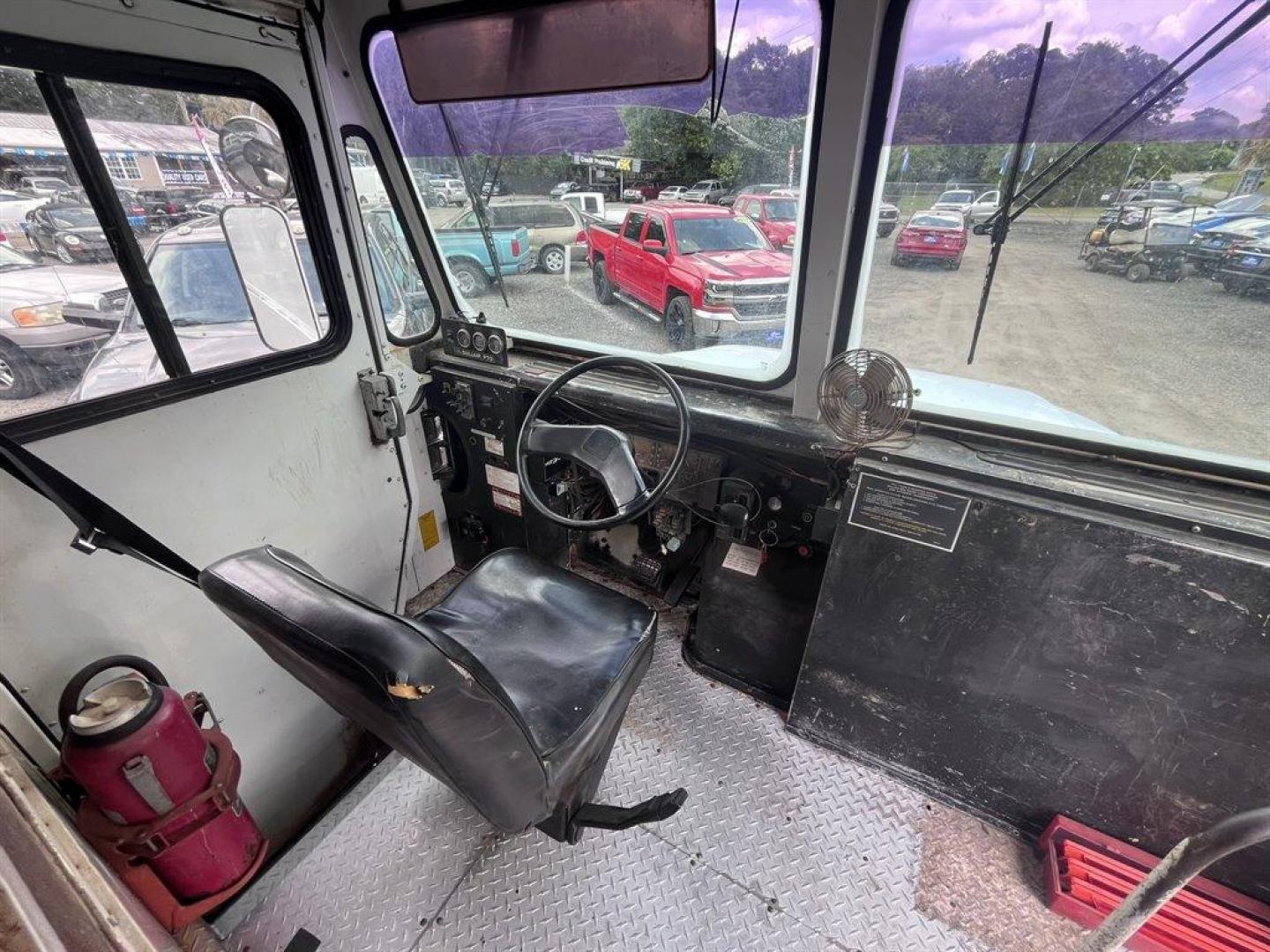 1996 White /Grey International 4700 (1HTSCAAN5TN) , Automatic transmission, located at 745 East Steele Rd., West Columbia, SC, 29170, (803) 755-9148, 33.927212, -81.148483 - Photo#6