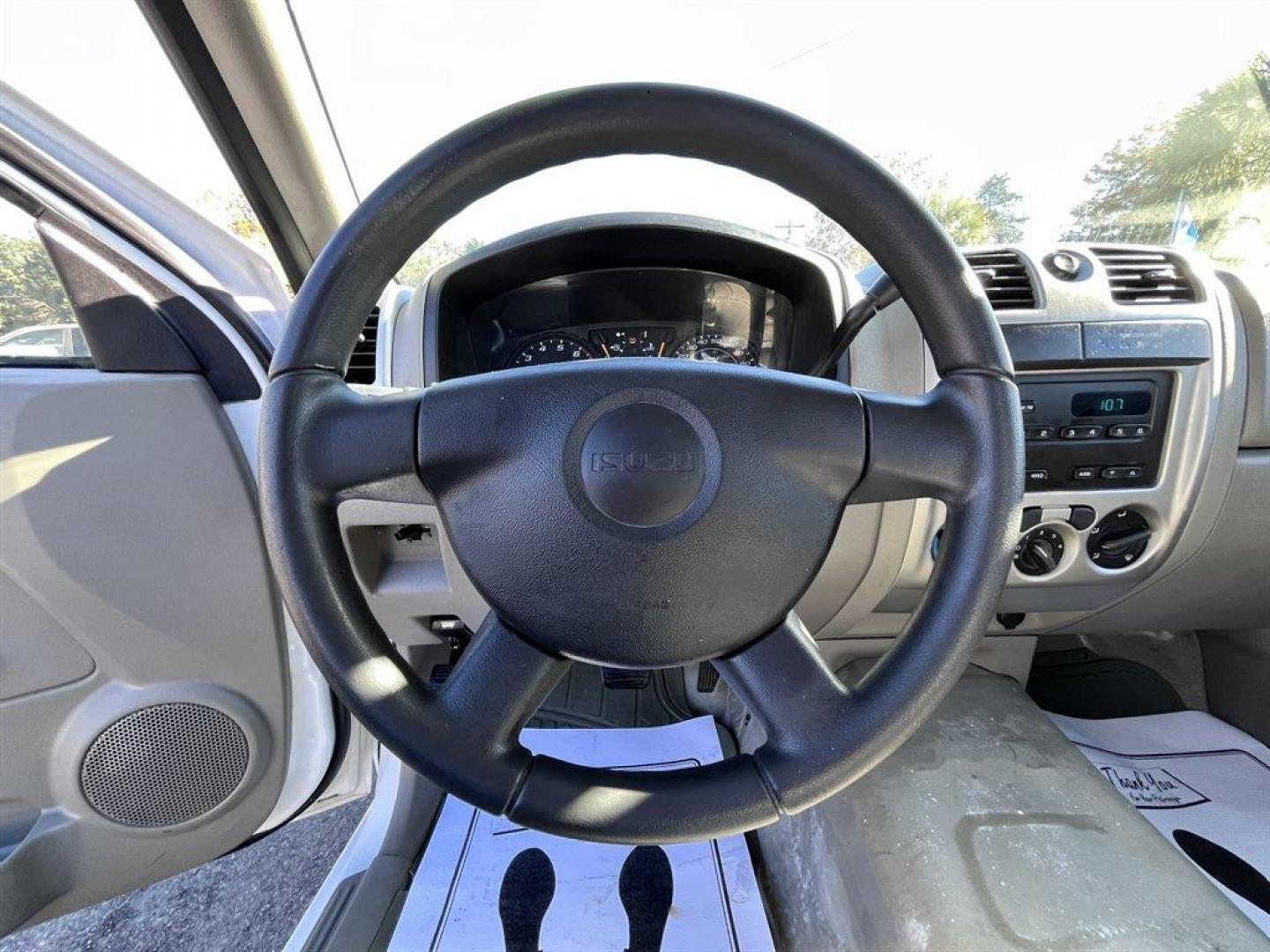 2008 White /Grey Isuzu I-290 (1GGCS199088) with an 2.9l I-4 SFI Dohc 2.9l engine, Automatic transmission, located at 745 East Steele Rd., West Columbia, SC, 29170, (803) 755-9148, 33.927212, -81.148483 - Photo#9