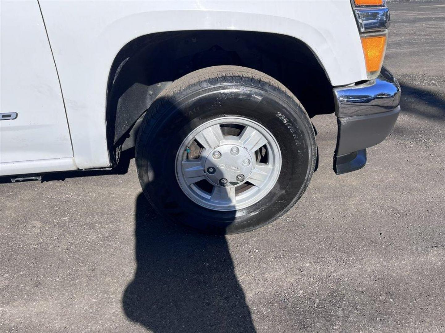 2008 White /Grey Isuzu I-290 (1GGCS199088) with an 2.9l I-4 SFI Dohc 2.9l engine, Automatic transmission, located at 745 East Steele Rd., West Columbia, SC, 29170, (803) 755-9148, 33.927212, -81.148483 - Photo#24