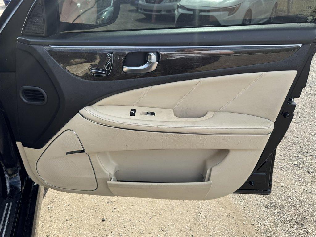 2014 Black /Taupe Hyundai Equus (KMHGH4JH5EU) with an 5.0l V8 DI Dohc Cvvt 5.0l engine, Automatic transmission, located at 745 East Steele Rd., West Columbia, SC, 29170, (803) 755-9148, 33.927212, -81.148483 - Photo#27