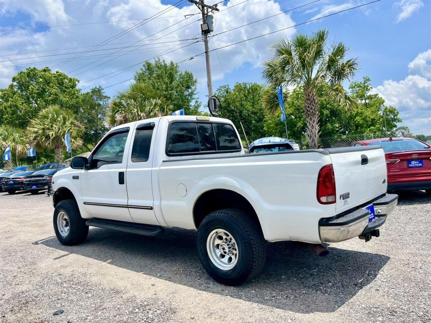 2000 White /Tan Ford F250sd (1FTNX21S7YE) with an 6.8l V10 EFI 6.8l engine, Automatic transmission, located at 745 East Steele Rd., West Columbia, SC, 29170, (803) 755-9148, 33.927212, -81.148483 - Special Internet Price! 2000 Ford F250sd Lariat with AM/FM radio, Cruise control, Air conditioning, Leather interior, Rear split fold up bench seat, Powered windows, Powered door locks, Plus more! - Photo#1