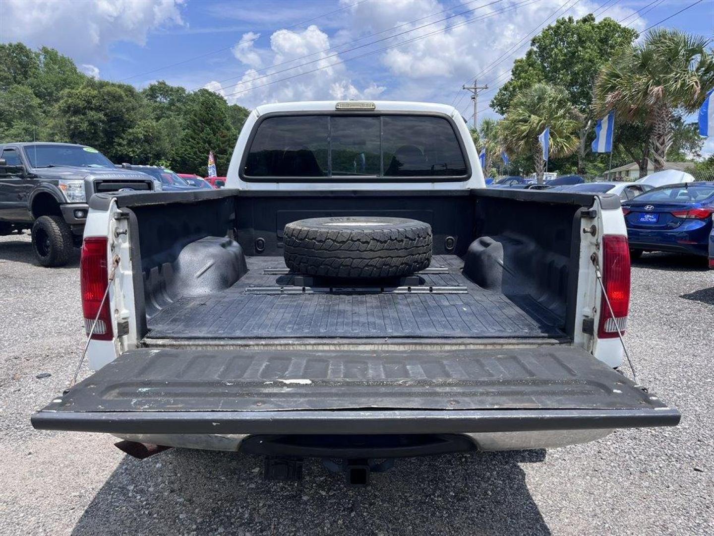 2000 White /Tan Ford F250sd (1FTNX21S7YE) with an 6.8l V10 EFI 6.8l engine, Automatic transmission, located at 745 East Steele Rd., West Columbia, SC, 29170, (803) 755-9148, 33.927212, -81.148483 - Special Internet Price! 2000 Ford F250sd Lariat with AM/FM radio, Cruise control, Air conditioning, Leather interior, Rear split fold up bench seat, Powered windows, Powered door locks, Plus more! - Photo#27