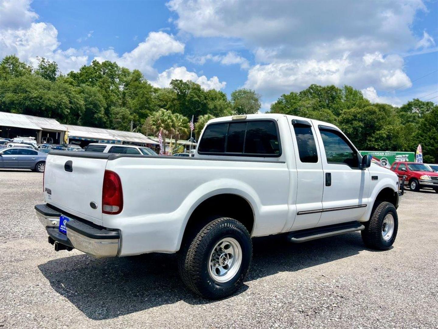 2000 White /Tan Ford F250sd (1FTNX21S7YE) with an 6.8l V10 EFI 6.8l engine, Automatic transmission, located at 745 East Steele Rd., West Columbia, SC, 29170, (803) 755-9148, 33.927212, -81.148483 - Special Internet Price! 2000 Ford F250sd Lariat with AM/FM radio, Cruise control, Air conditioning, Leather interior, Rear split fold up bench seat, Powered windows, Powered door locks, Plus more! - Photo#2