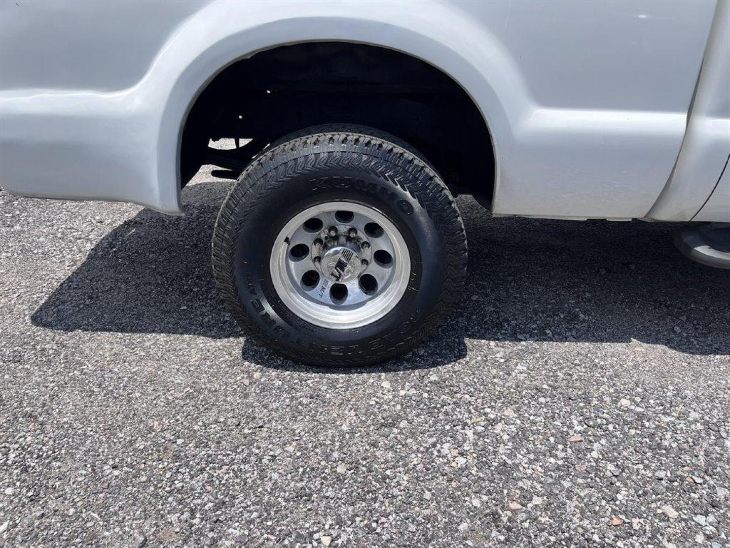 2000 White /Tan Ford F250sd (1FTNX21S7YE) with an 6.8l V10 EFI 6.8l engine, Automatic transmission, located at 745 East Steele Rd., West Columbia, SC, 29170, (803) 755-9148, 33.927212, -81.148483 - Special Internet Price! 2000 Ford F250sd Lariat with AM/FM radio, Cruise control, Air conditioning, Leather interior, Rear split fold up bench seat, Powered windows, Powered door locks, Plus more! - Photo#30