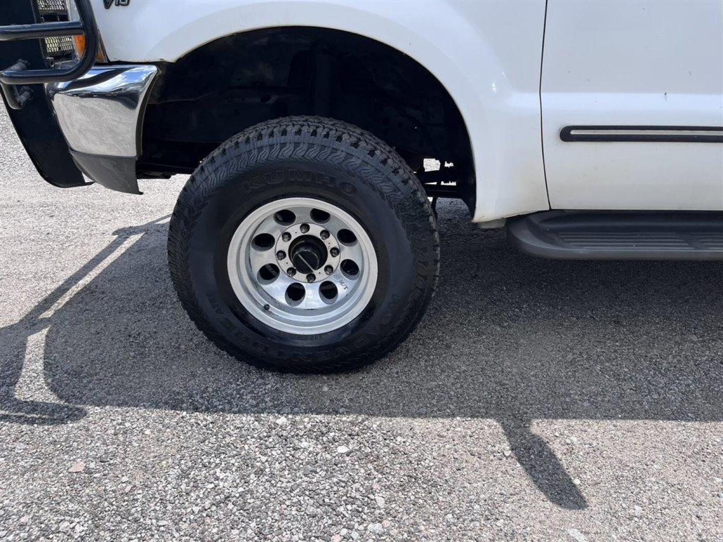 2000 White /Tan Ford F250sd (1FTNX21S7YE) with an 6.8l V10 EFI 6.8l engine, Automatic transmission, located at 745 East Steele Rd., West Columbia, SC, 29170, (803) 755-9148, 33.927212, -81.148483 - Special Internet Price! 2000 Ford F250sd Lariat with AM/FM radio, Cruise control, Air conditioning, Leather interior, Rear split fold up bench seat, Powered windows, Powered door locks, Plus more! - Photo#33