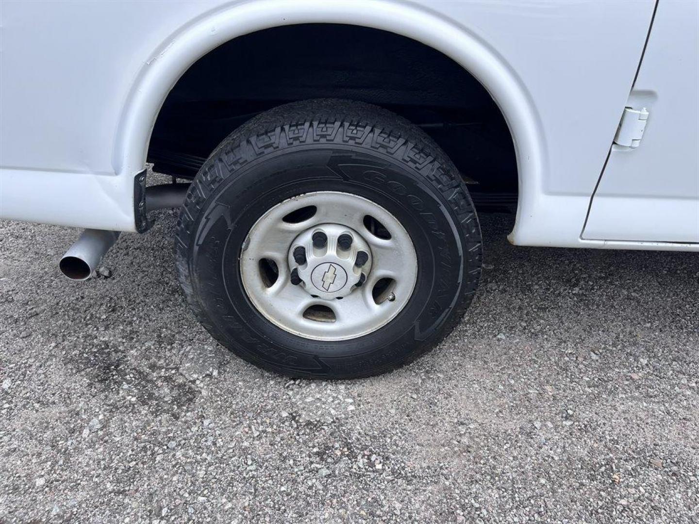 2008 White /Grey Chevrolet G3500 Vans (1GCHG35KX81) with an 6.0l V8 SFI 6.0l engine, Automatic transmission, located at 745 East Steele Rd., West Columbia, SC, 29170, (803) 755-9148, 33.927212, -81.148483 - Photo#21