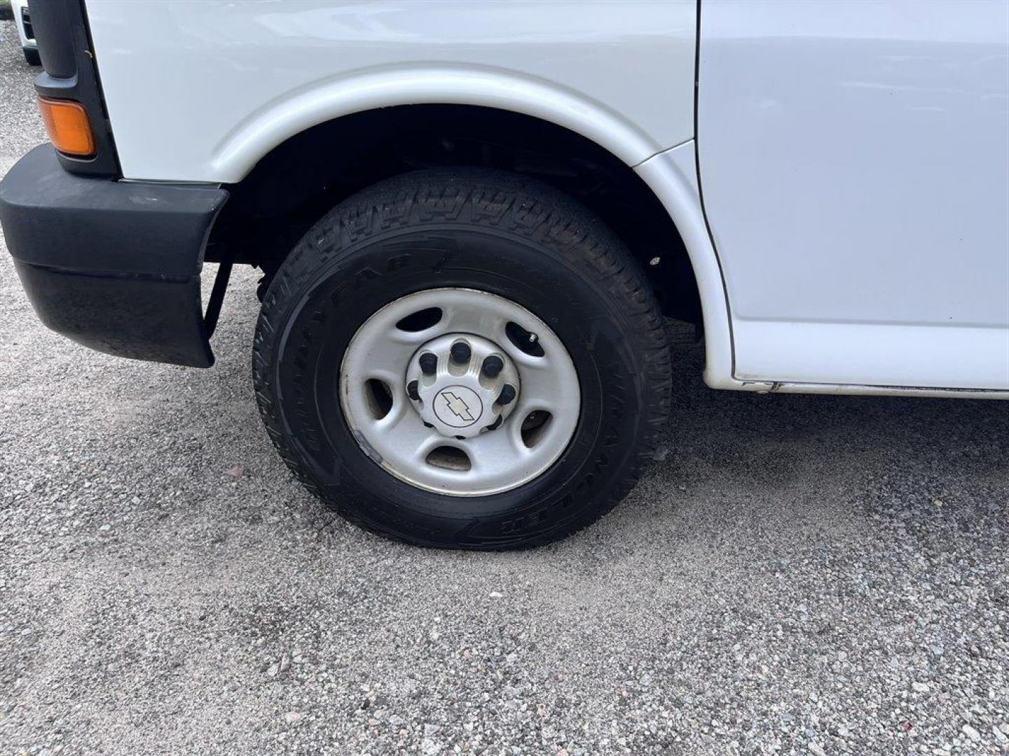 2008 White /Grey Chevrolet G3500 Vans (1GCHG35KX81) with an 6.0l V8 SFI 6.0l engine, Automatic transmission, located at 745 East Steele Rd., West Columbia, SC, 29170, (803) 755-9148, 33.927212, -81.148483 - Photo#23