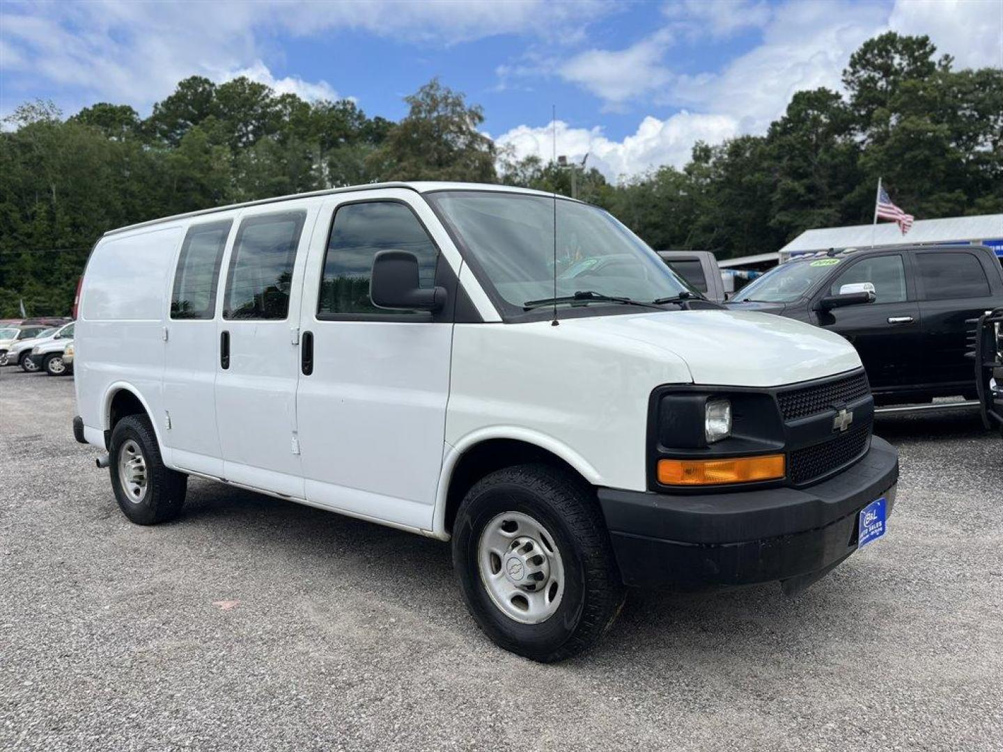 2008 White /Grey Chevrolet G3500 Vans (1GCHG35KX81) with an 6.0l V8 SFI 6.0l engine, Automatic transmission, located at 745 East Steele Rd., West Columbia, SC, 29170, (803) 755-9148, 33.927212, -81.148483 - Photo#3