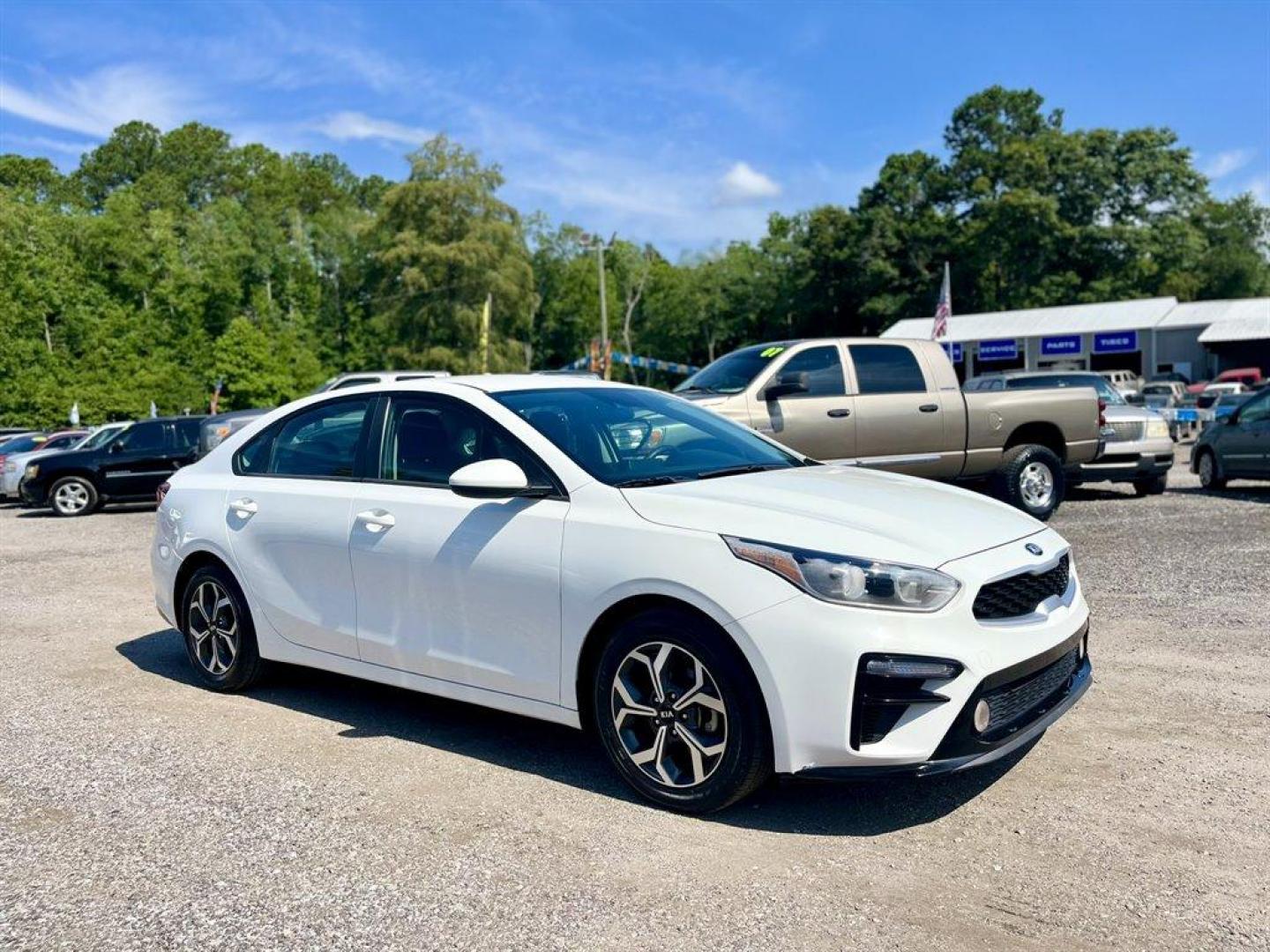 2020 White /Black Kia Forte (3KPF24AD2LE) with an 2.0l I-4 MPI Dohc 2.0l engine, Automatic transmission, located at 745 East Steele Rd., West Columbia, SC, 29170, (803) 755-9148, 33.927212, -81.148483 - Special Internet Price! 2020 Kia Forte with Bluetooth, Backup camera, Cruise control, Keyless entry, Cloth interior, Air conditioning, Powered windows, Powered door locks, Plus more! - Photo#3