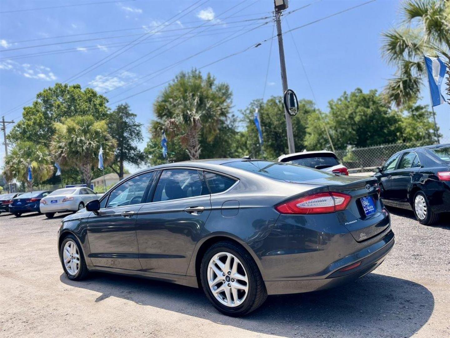 2016 Grey /Black Ford Fusion (1FA6P0HD0G5) with an 1.5l I-4 DI Dohc Ecoboost engine, Automatic transmission, located at 745 East Steele Rd., West Columbia, SC, 29170, (803) 755-9148, 33.927212, -81.148483 - Special Internet Price! 2016 Ford Fusion SE with Bluetooth, AM/FM radio, Backup camera, Keyless entry, Automatic air conditioning, Cloth interior, Powered windows, Powered door locks, Plus more! - Photo#1