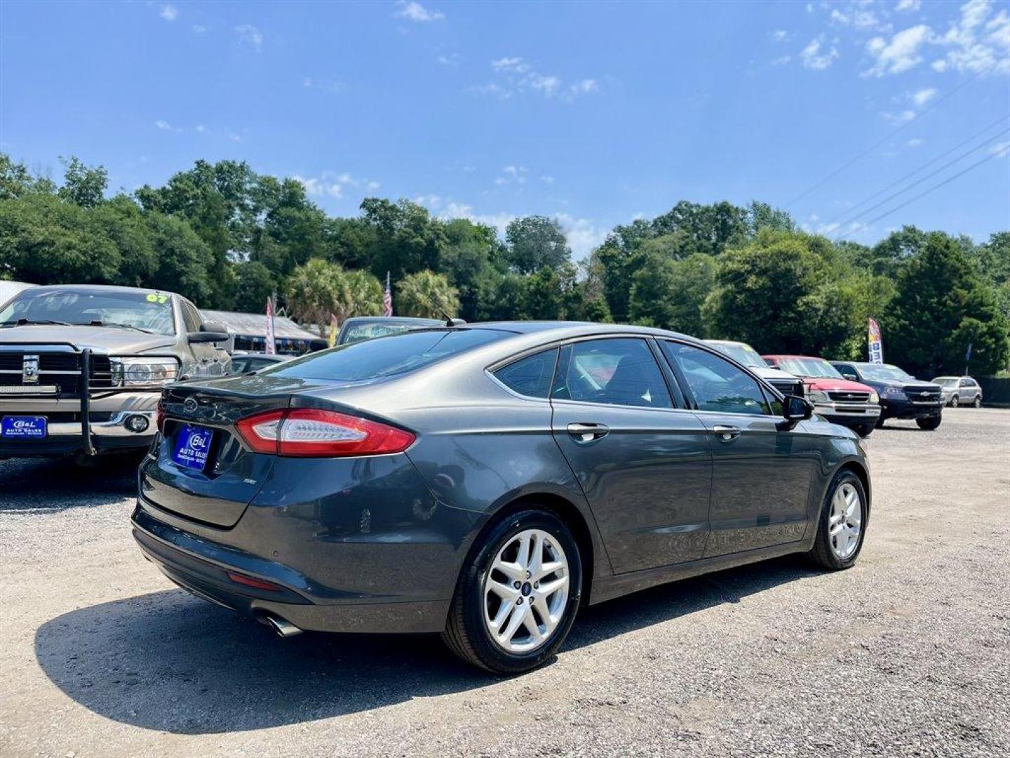 2016 Grey /Black Ford Fusion (1FA6P0HD0G5) with an 1.5l I-4 DI Dohc Ecoboost engine, Automatic transmission, located at 745 East Steele Rd., West Columbia, SC, 29170, (803) 755-9148, 33.927212, -81.148483 - Special Internet Price! 2016 Ford Fusion SE with Bluetooth, AM/FM radio, Backup camera, Keyless entry, Automatic air conditioning, Cloth interior, Powered windows, Powered door locks, Plus more! - Photo#2