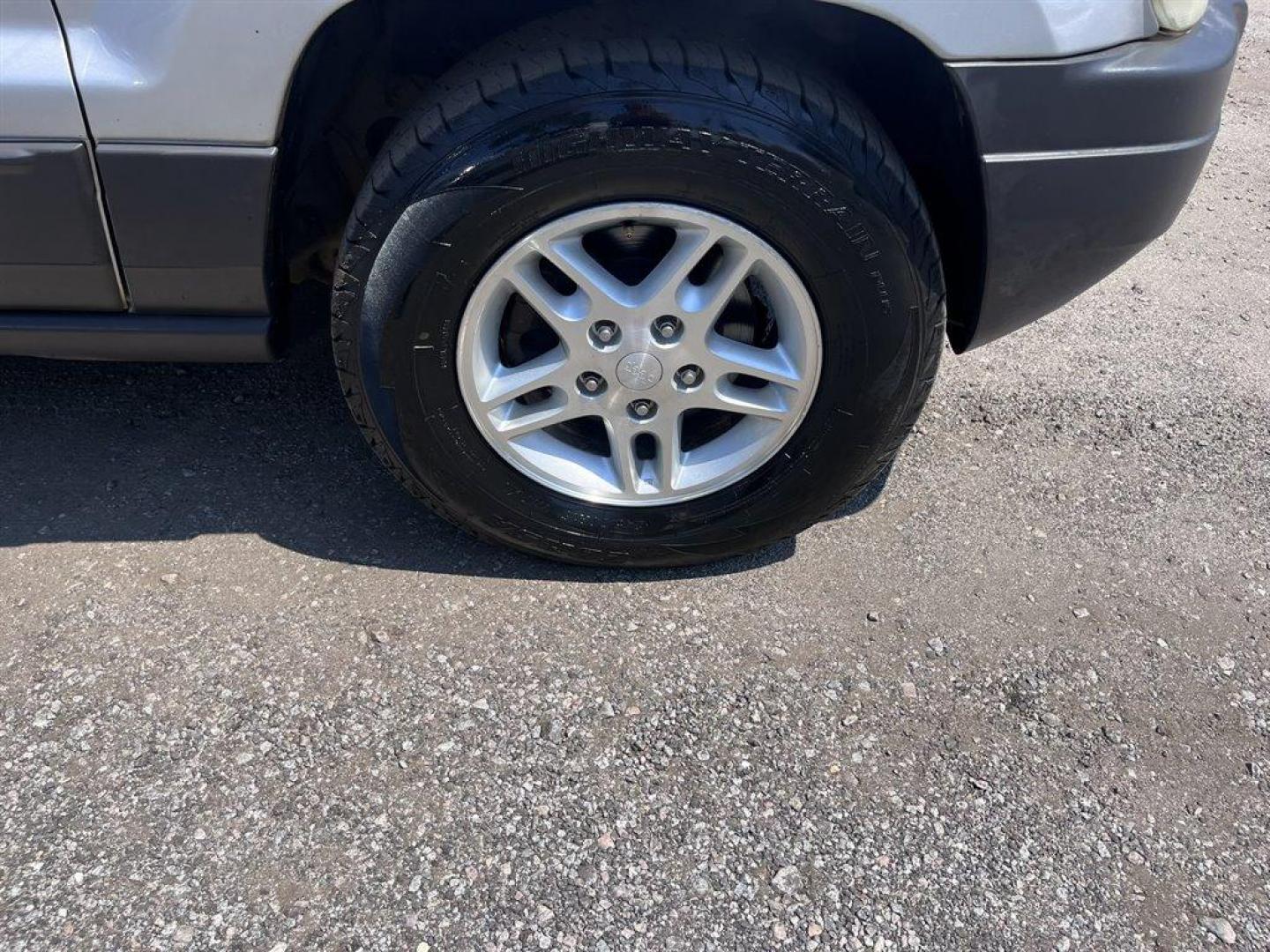 2004 Silver /Grey Jeep Grand Cherokee (1J4GX48S94C) with an 4.0l I-6 MPI 4.0l engine, Automatic transmission, located at 745 East Steele Rd., West Columbia, SC, 29170, (803) 755-9148, 33.927212, -81.148483 - Special Internet Price! 2004 Jeep Grand Cherokee Laredo with AM/FM radio, Cruise control, Manual air conditioning, Powered driver seat, Cloth interior, Rear split bench seat, Powered windows, Powered door locks, Plus more! - Photo#24