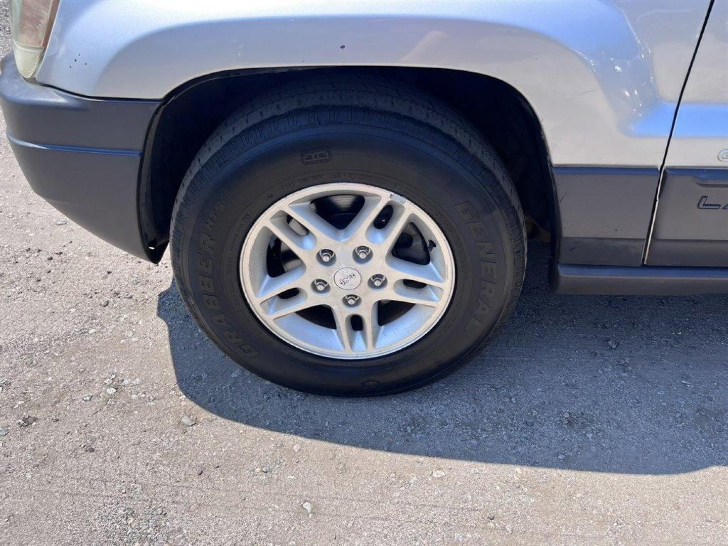 2004 Silver /Grey Jeep Grand Cherokee (1J4GX48S94C) with an 4.0l I-6 MPI 4.0l engine, Automatic transmission, located at 745 East Steele Rd., West Columbia, SC, 29170, (803) 755-9148, 33.927212, -81.148483 - Special Internet Price! 2004 Jeep Grand Cherokee Laredo with AM/FM radio, Cruise control, Manual air conditioning, Powered driver seat, Cloth interior, Rear split bench seat, Powered windows, Powered door locks, Plus more! - Photo#27