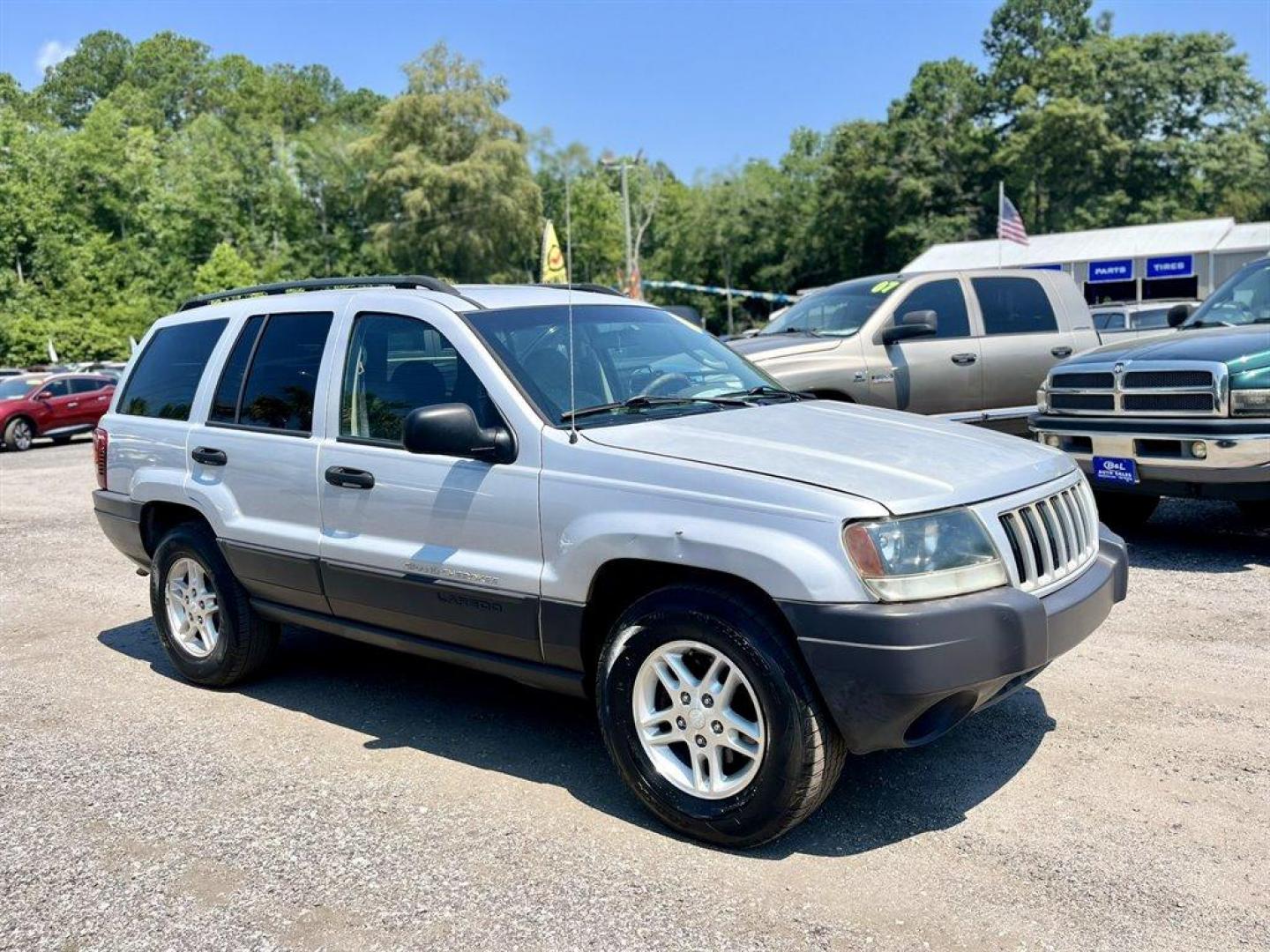 2004 Silver /Grey Jeep Grand Cherokee (1J4GX48S94C) with an 4.0l I-6 MPI 4.0l engine, Automatic transmission, located at 745 East Steele Rd., West Columbia, SC, 29170, (803) 755-9148, 33.927212, -81.148483 - Special Internet Price! 2004 Jeep Grand Cherokee Laredo with AM/FM radio, Cruise control, Manual air conditioning, Powered driver seat, Cloth interior, Rear split bench seat, Powered windows, Powered door locks, Plus more! - Photo#3