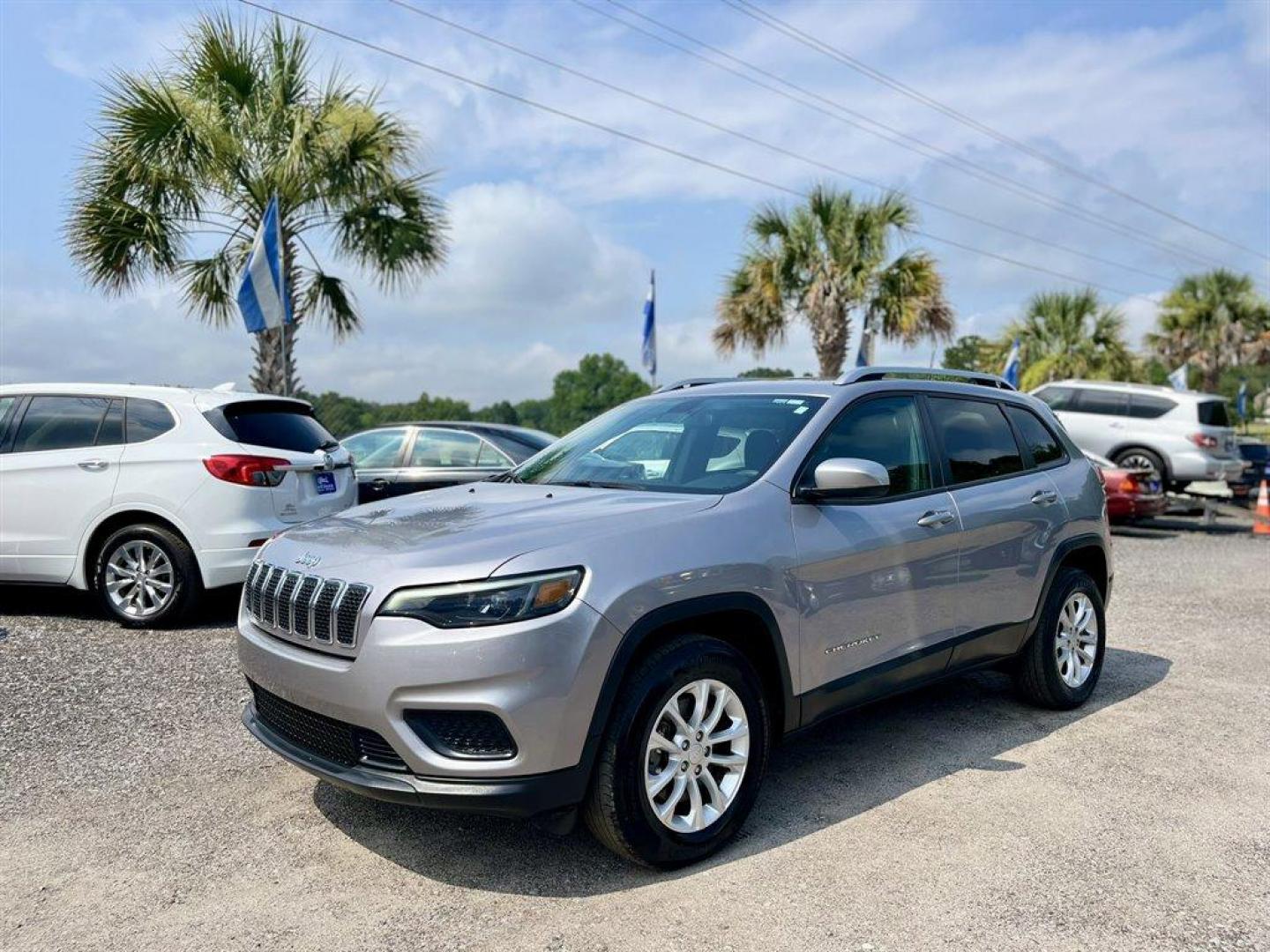 2020 Silver /Black Jeep Cherokee (1C4PJMCB2LD) with an 2.4l I-4 MPI Sohc 2.4l engine, Automatic transmission, located at 745 East Steele Rd., West Columbia, SC, 29170, (803) 755-9148, 33.927212, -81.148483 - Special Internet Price! 2020 Jeep Cherokee Latitude with AM/FM radio, SiriusXM radio, Backup camera, Cruise control, 4X4, Cloth interior, Powered windows, Powered door locks, Plus more! - Photo#0