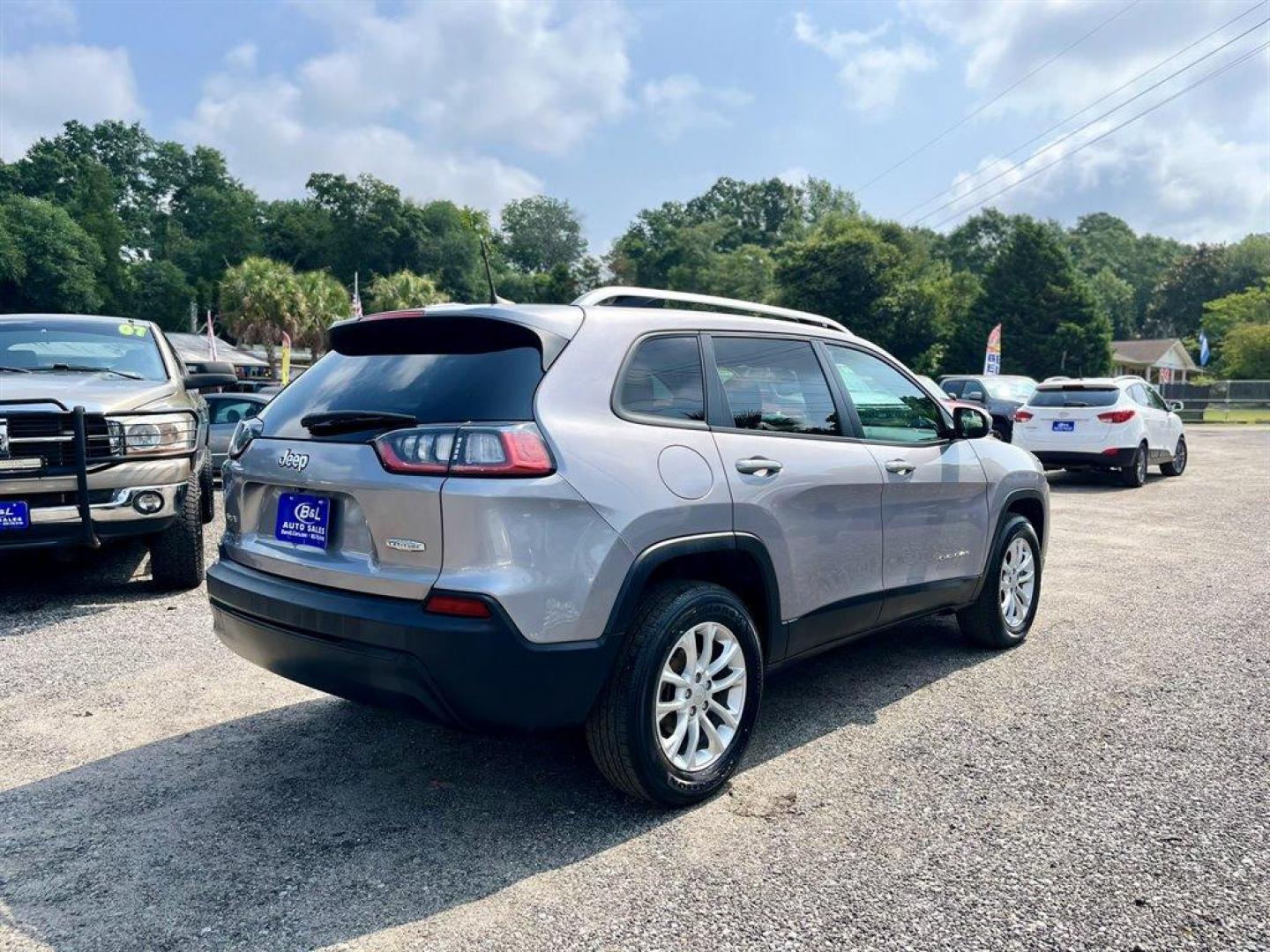 2020 Silver /Black Jeep Cherokee (1C4PJMCB2LD) with an 2.4l I-4 MPI Sohc 2.4l engine, Automatic transmission, located at 745 East Steele Rd., West Columbia, SC, 29170, (803) 755-9148, 33.927212, -81.148483 - Special Internet Price! 2020 Jeep Cherokee Latitude with AM/FM radio, SiriusXM radio, Backup camera, Cruise control, 4X4, Cloth interior, Powered windows, Powered door locks, Plus more! - Photo#2