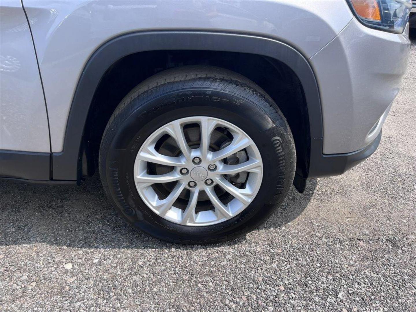 2020 Silver /Black Jeep Cherokee (1C4PJMCB2LD) with an 2.4l I-4 MPI Sohc 2.4l engine, Automatic transmission, located at 745 East Steele Rd., West Columbia, SC, 29170, (803) 755-9148, 33.927212, -81.148483 - Special Internet Price! 2020 Jeep Cherokee Latitude with AM/FM radio, SiriusXM radio, Backup camera, Cruise control, 4X4, Cloth interior, Powered windows, Powered door locks, Plus more! - Photo#32