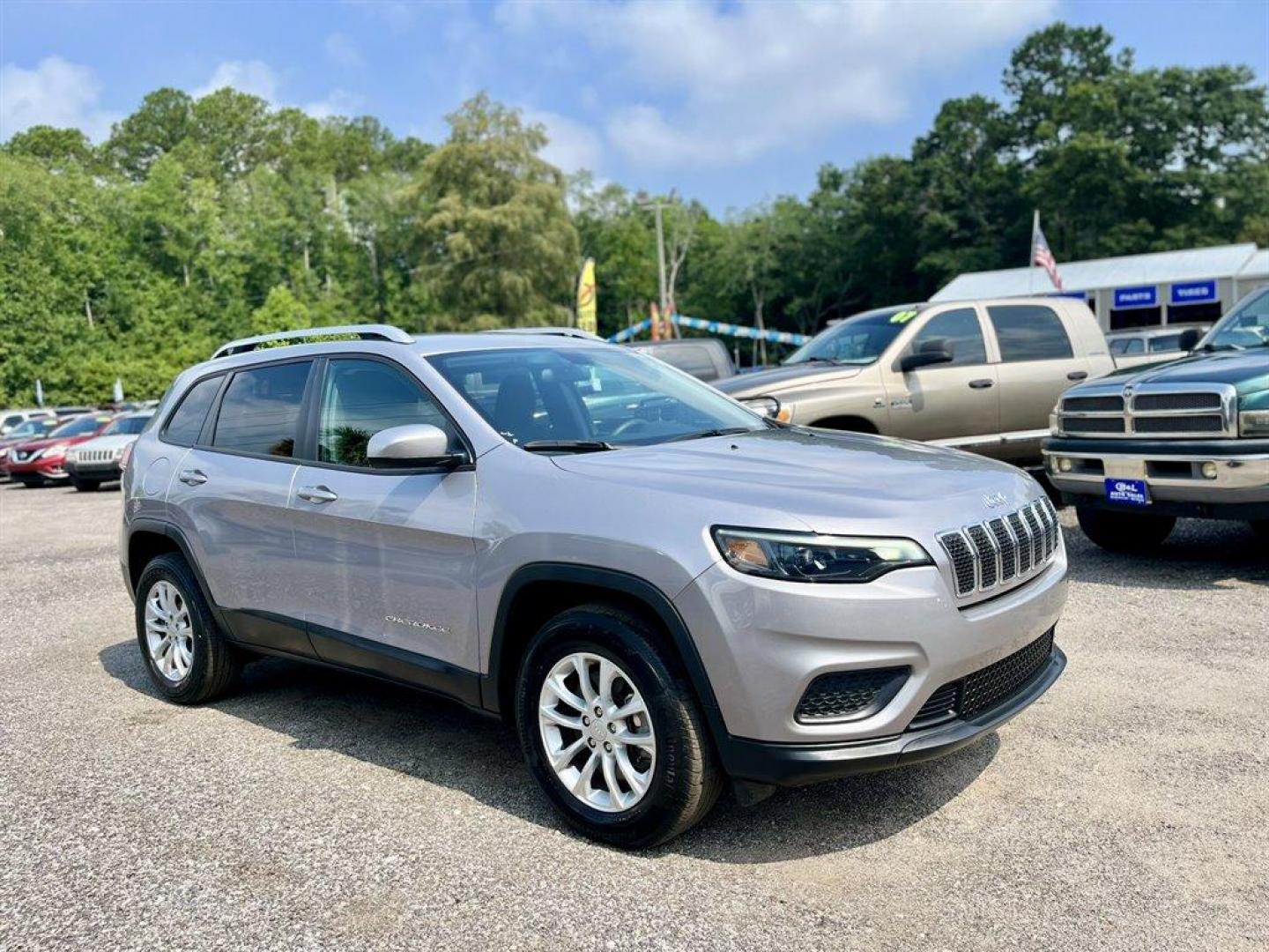 2020 Silver /Black Jeep Cherokee (1C4PJMCB2LD) with an 2.4l I-4 MPI Sohc 2.4l engine, Automatic transmission, located at 745 East Steele Rd., West Columbia, SC, 29170, (803) 755-9148, 33.927212, -81.148483 - Special Internet Price! 2020 Jeep Cherokee Latitude with AM/FM radio, SiriusXM radio, Backup camera, Cruise control, 4X4, Cloth interior, Powered windows, Powered door locks, Plus more! - Photo#3