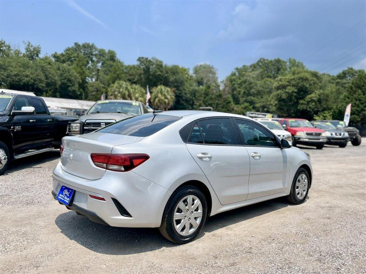 2022 Silver /Black Kia Rio (3KPA24ADXNE) with an 1.6l I-4 DI Dohc Cvvt 1.6 engine, Automatic transmission, located at 745 East Steele Rd., West Columbia, SC, 29170, (803) 755-9148, 33.927212, -81.148483 - Special Internet Price! 2022 Kia Rio with Bluetooth, AM/FM radio, Cruise control, Backup camera, Manual air conditioning, Cloth interior, Powered windows, Powered door locks, Plus more! - Photo#2