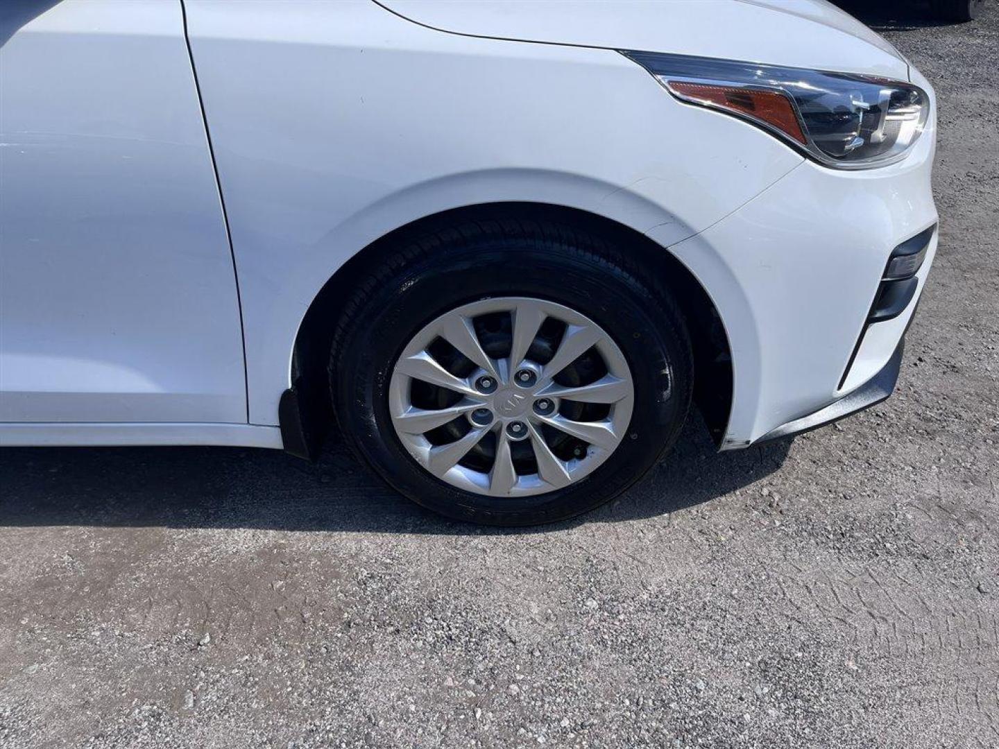 2021 White /Black Kia Forte (3KPF24AD7ME) with an 2.0l I-4 MPI Dohc 2.0l engine, Automatic transmission, located at 745 East Steele Rd., West Columbia, SC, 29170, (803) 755-9148, 33.927212, -81.148483 - Special Internet Price! 2021 Kia Forte FE with Bluetooth, AM/FM radio, Backup camera, Keyless entry, Manual air conditioning, Black cloth interior, Powered windows, Powered door locks, Plus more! - Photo#27