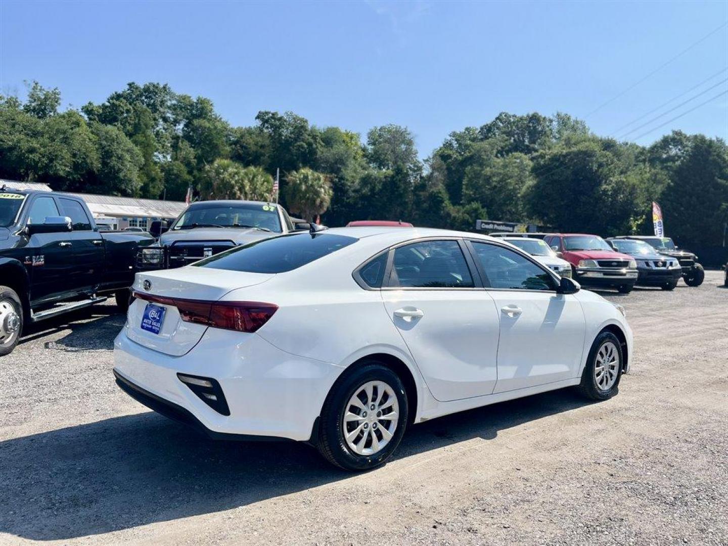 2021 White /Black Kia Forte (3KPF24AD7ME) with an 2.0l I-4 MPI Dohc 2.0l engine, Automatic transmission, located at 745 East Steele Rd., West Columbia, SC, 29170, (803) 755-9148, 33.927212, -81.148483 - Special Internet Price! 2021 Kia Forte FE with Bluetooth, AM/FM radio, Backup camera, Keyless entry, Manual air conditioning, Black cloth interior, Powered windows, Powered door locks, Plus more! - Photo#2