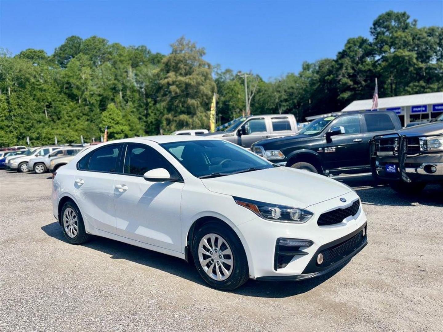 2021 White /Black Kia Forte (3KPF24AD7ME) with an 2.0l I-4 MPI Dohc 2.0l engine, Automatic transmission, located at 745 East Steele Rd., West Columbia, SC, 29170, (803) 755-9148, 33.927212, -81.148483 - Special Internet Price! 2021 Kia Forte FE with Bluetooth, AM/FM radio, Backup camera, Keyless entry, Manual air conditioning, Black cloth interior, Powered windows, Powered door locks, Plus more! - Photo#3