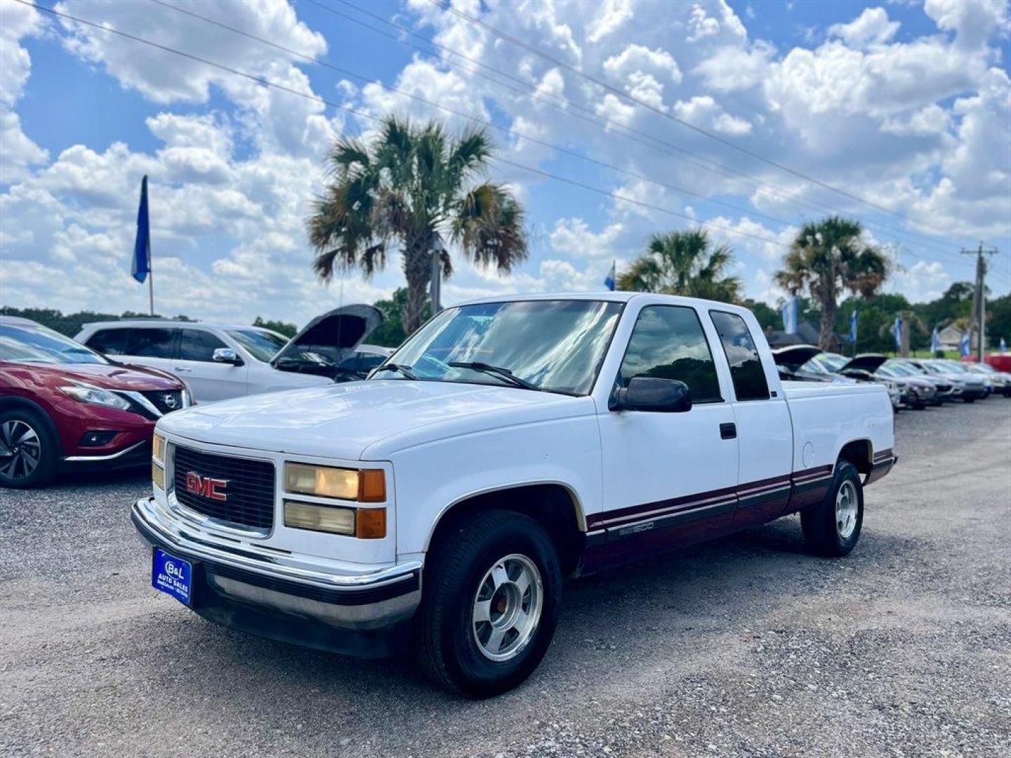 1996 White /Red GMC C/K1500 (1GTEC19M7TE) with an 5.0l V8 SFI 5.0l engine, Automatic transmission, located at 745 East Steele Rd., West Columbia, SC, 29170, (803) 755-9148, 33.927212, -81.148483 - Photo#0