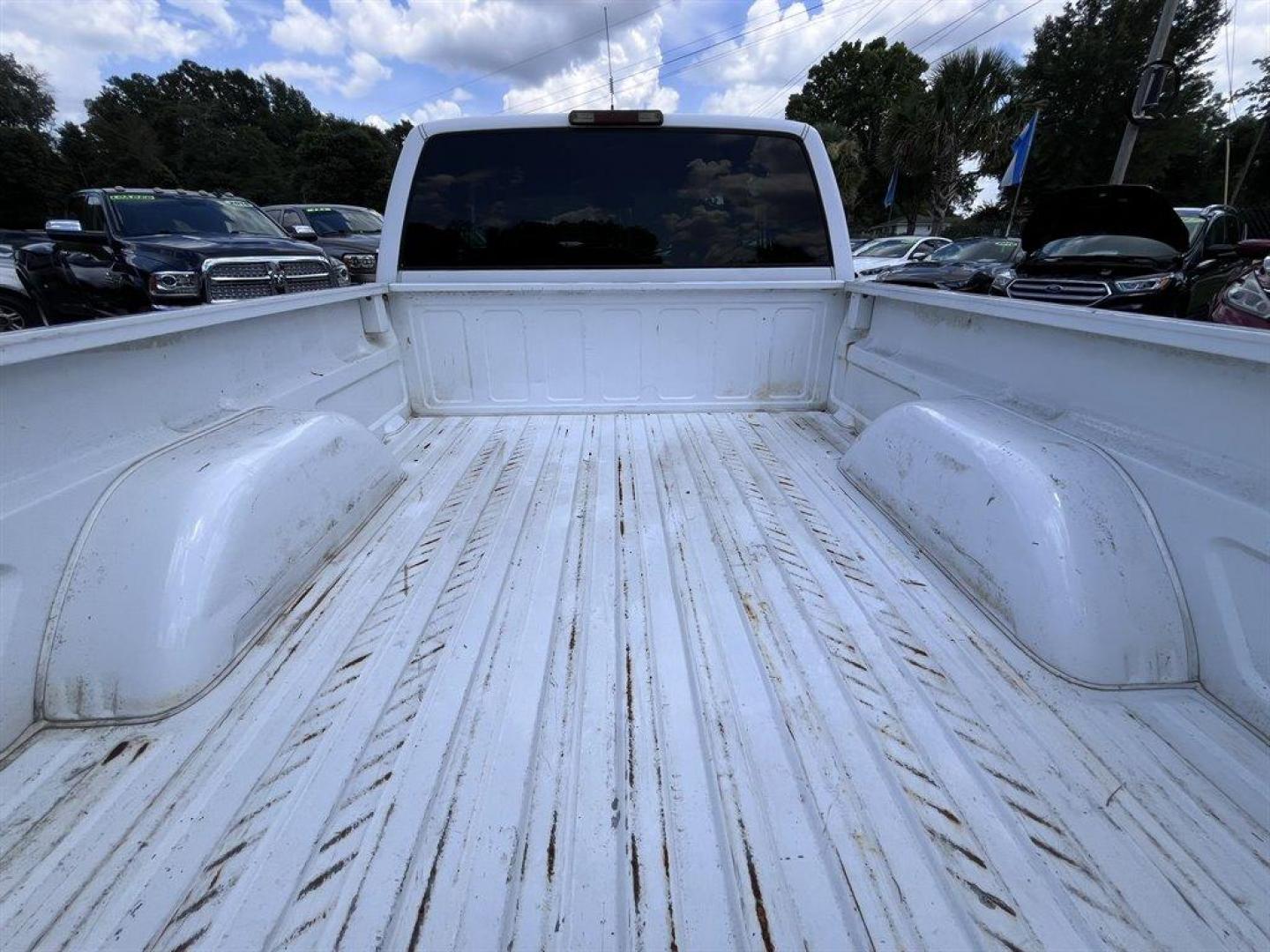 1996 White /Red GMC C/K1500 (1GTEC19M7TE) with an 5.0l V8 SFI 5.0l engine, Automatic transmission, located at 745 East Steele Rd., West Columbia, SC, 29170, (803) 755-9148, 33.927212, -81.148483 - Photo#17