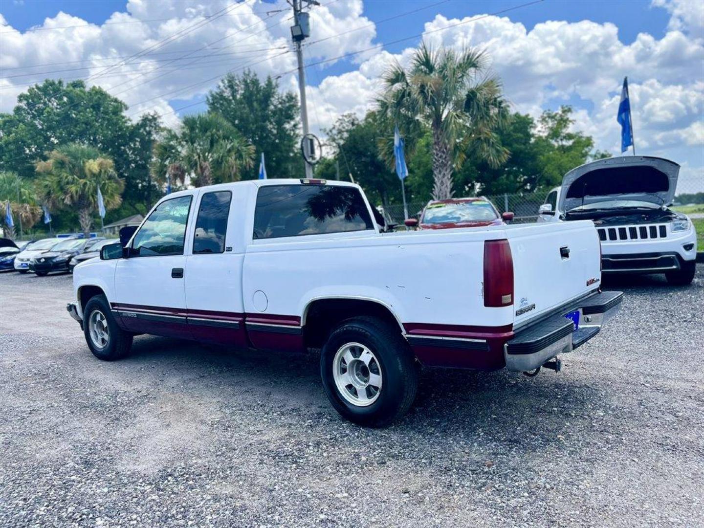 1996 White /Red GMC C/K1500 (1GTEC19M7TE) with an 5.0l V8 SFI 5.0l engine, Automatic transmission, located at 745 East Steele Rd., West Columbia, SC, 29170, (803) 755-9148, 33.927212, -81.148483 - Photo#1