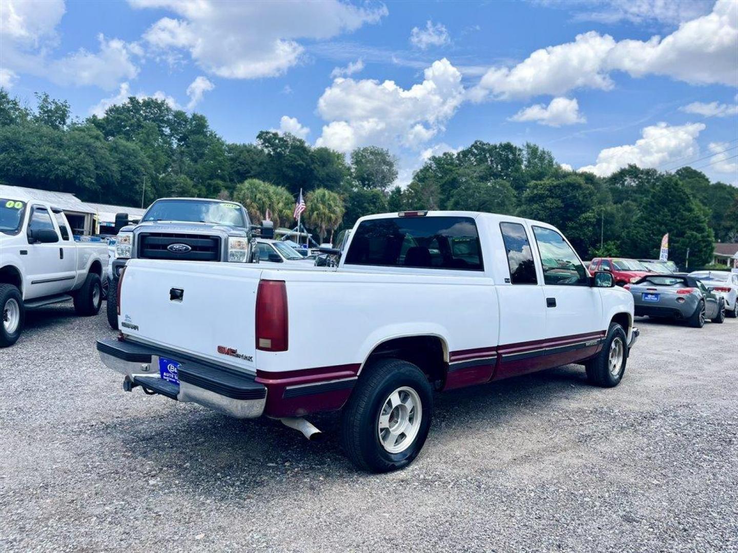 1996 White /Red GMC C/K1500 (1GTEC19M7TE) with an 5.0l V8 SFI 5.0l engine, Automatic transmission, located at 745 East Steele Rd., West Columbia, SC, 29170, (803) 755-9148, 33.927212, -81.148483 - Photo#2