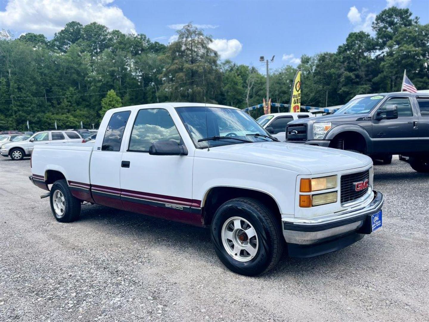 1996 White /Red GMC C/K1500 (1GTEC19M7TE) with an 5.0l V8 SFI 5.0l engine, Automatic transmission, located at 745 East Steele Rd., West Columbia, SC, 29170, (803) 755-9148, 33.927212, -81.148483 - Photo#3