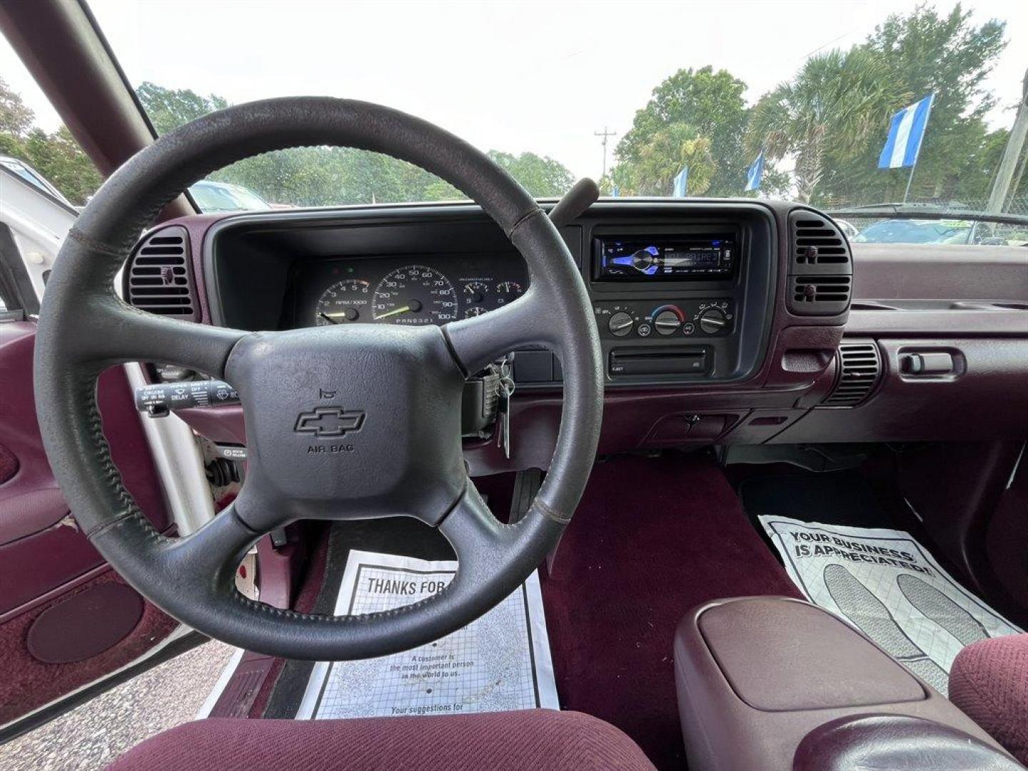 1996 White /Red GMC C/K1500 (1GTEC19M7TE) with an 5.0l V8 SFI 5.0l engine, Automatic transmission, located at 745 East Steele Rd., West Columbia, SC, 29170, (803) 755-9148, 33.927212, -81.148483 - Photo#5