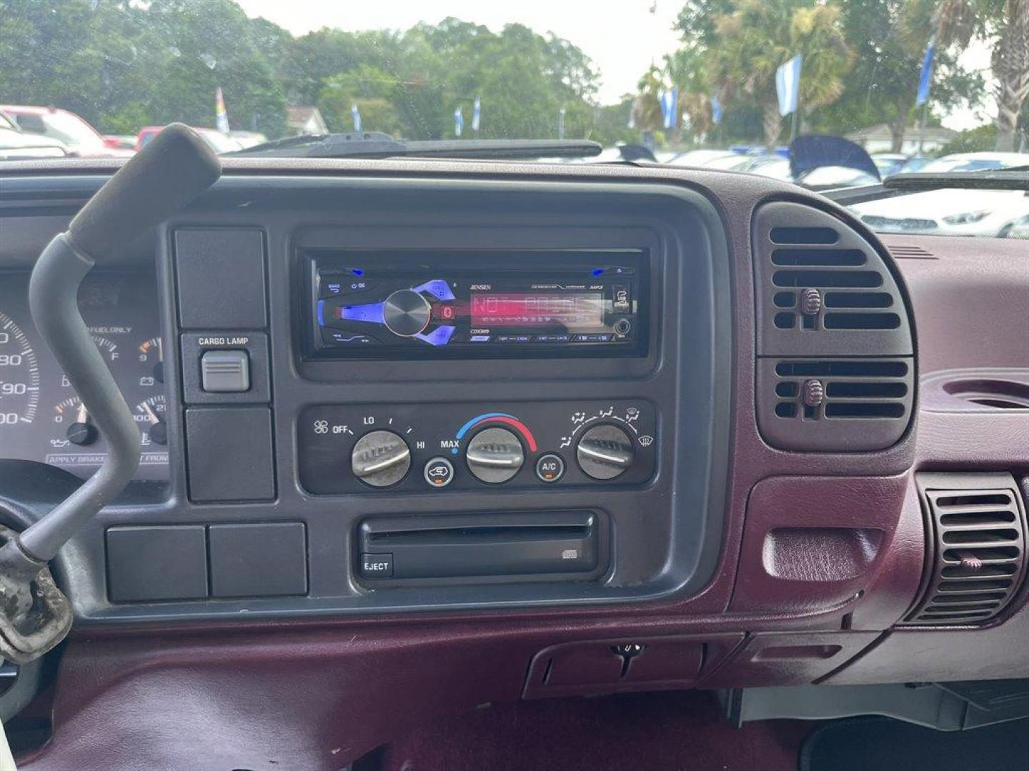 1996 White /Red GMC C/K1500 (1GTEC19M7TE) with an 5.0l V8 SFI 5.0l engine, Automatic transmission, located at 745 East Steele Rd., West Columbia, SC, 29170, (803) 755-9148, 33.927212, -81.148483 - Photo#7