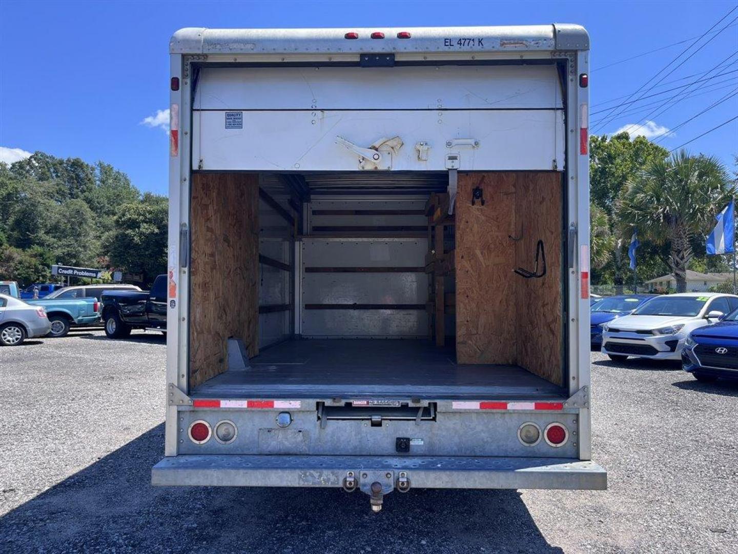 2006 White /Grey Ford Commercial Vans (1FDXE45S66H) with an 6.8l V10 EFI 6.8l engine, Automatic transmission, located at 745 East Steele Rd., West Columbia, SC, 29170, (803) 755-9148, 33.927212, -81.148483 - Special Internet Price! 2006 Ford E-450 - Photo#15