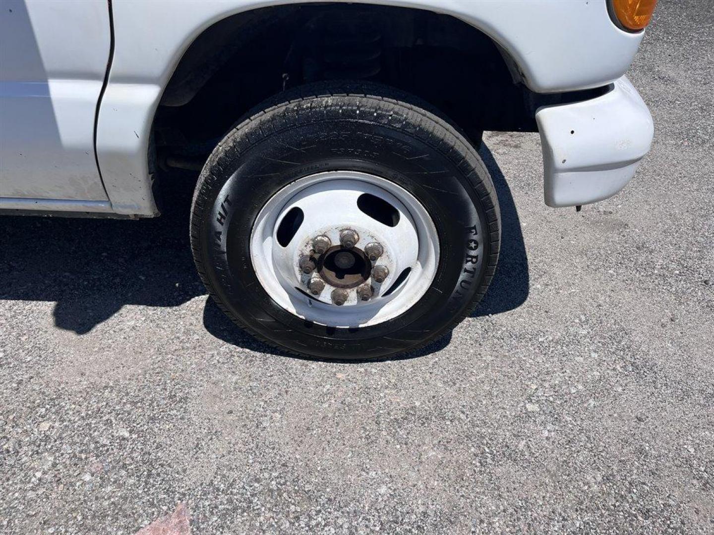 2006 White /Grey Ford Commercial Vans (1FDXE45S66H) with an 6.8l V10 EFI 6.8l engine, Automatic transmission, located at 745 East Steele Rd., West Columbia, SC, 29170, (803) 755-9148, 33.927212, -81.148483 - Special Internet Price! 2006 Ford E-450 - Photo#21