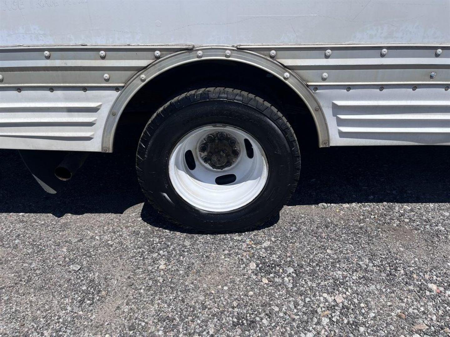 2006 White /Grey Ford Commercial Vans (1FDXE45S66H) with an 6.8l V10 EFI 6.8l engine, Automatic transmission, located at 745 East Steele Rd., West Columbia, SC, 29170, (803) 755-9148, 33.927212, -81.148483 - Special Internet Price! 2006 Ford E-450 - Photo#22