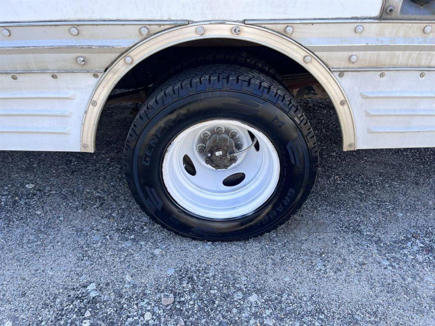 2006 White /Grey Ford Commercial Vans (1FDXE45S66H) with an 6.8l V10 EFI 6.8l engine, Automatic transmission, located at 745 East Steele Rd., West Columbia, SC, 29170, (803) 755-9148, 33.927212, -81.148483 - Special Internet Price! 2006 Ford E-450 - Photo#23