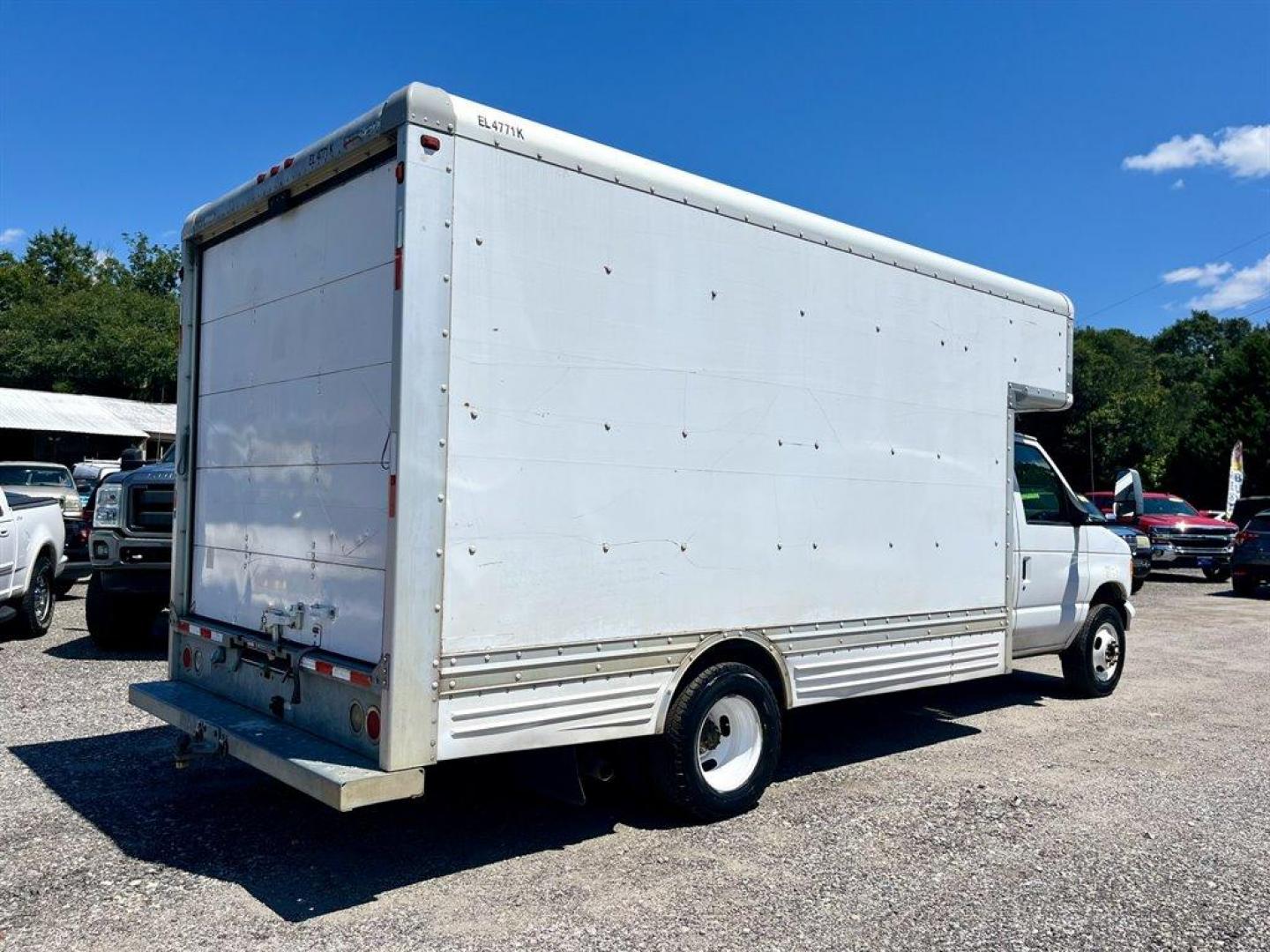 2006 White /Grey Ford Commercial Vans (1FDXE45S66H) with an 6.8l V10 EFI 6.8l engine, Automatic transmission, located at 745 East Steele Rd., West Columbia, SC, 29170, (803) 755-9148, 33.927212, -81.148483 - Special Internet Price! 2006 Ford E-450 - Photo#2