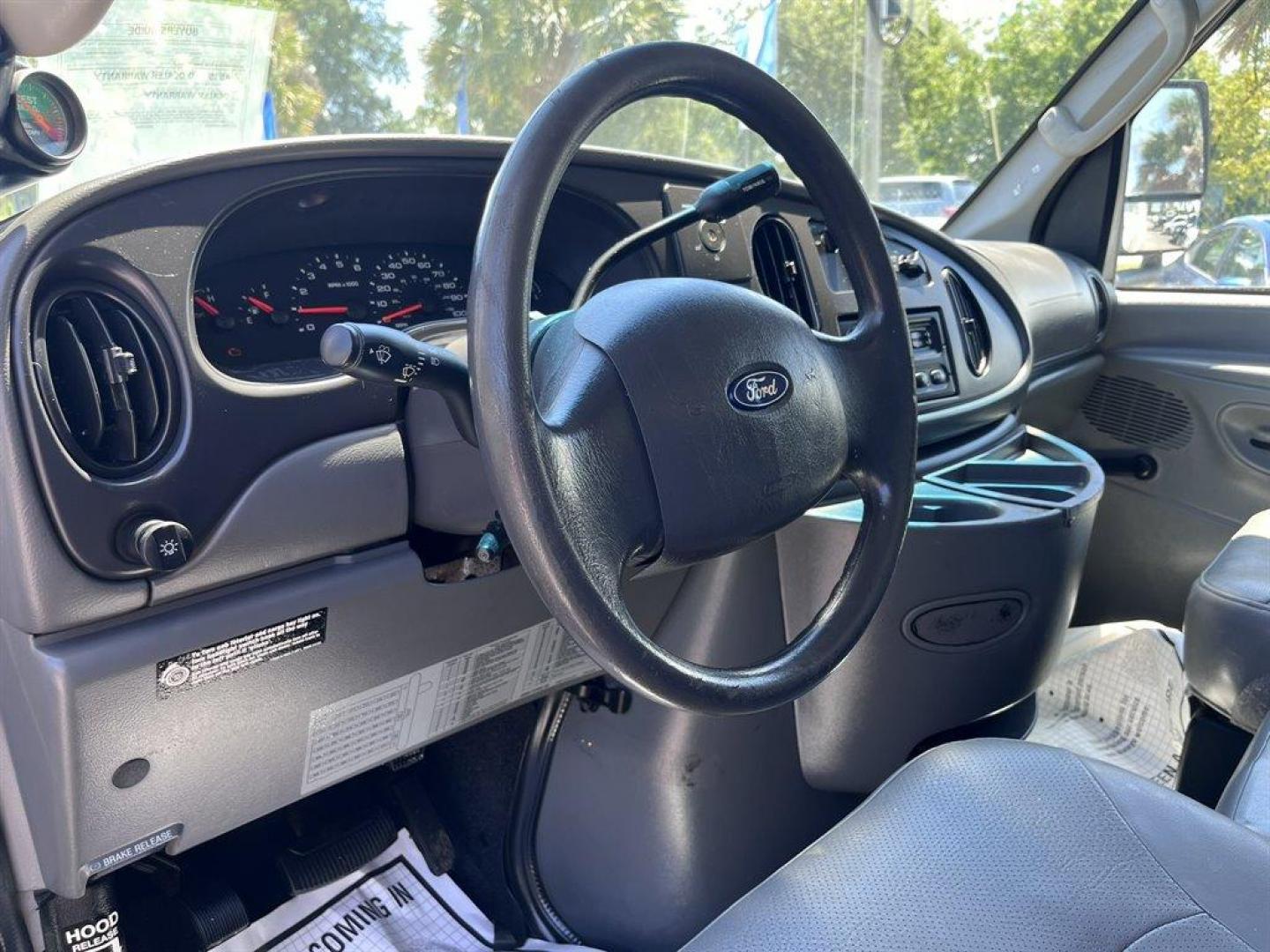 2006 White /Grey Ford Commercial Vans (1FDXE45S66H) with an 6.8l V10 EFI 6.8l engine, Automatic transmission, located at 745 East Steele Rd., West Columbia, SC, 29170, (803) 755-9148, 33.927212, -81.148483 - Special Internet Price! 2006 Ford E-450 - Photo#4