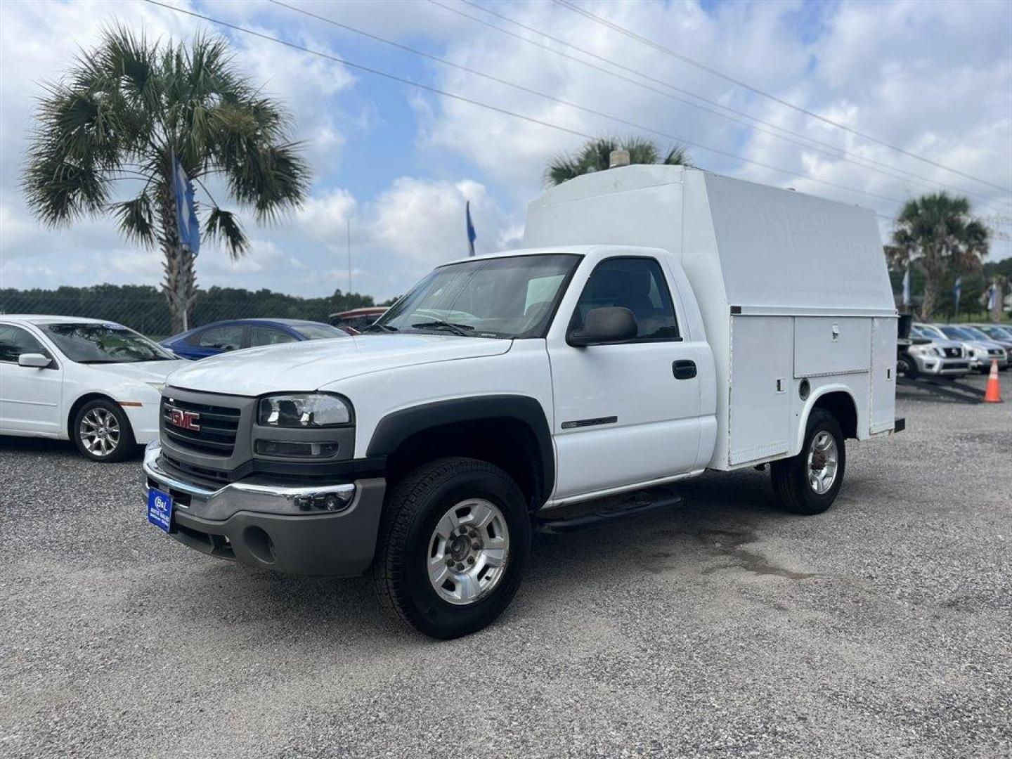 2007 White /Grey GMC Sierra 2500 Clsc (1GDHC24U27E) with an 6.0l V8 MPI 6.0l engine, Automatic transmission, located at 745 East Steele Rd., West Columbia, SC, 29170, (803) 755-9148, 33.927212, -81.148483 - Special Internet Price! 2007 GMC Sierra 2500 Clsc - Photo#0