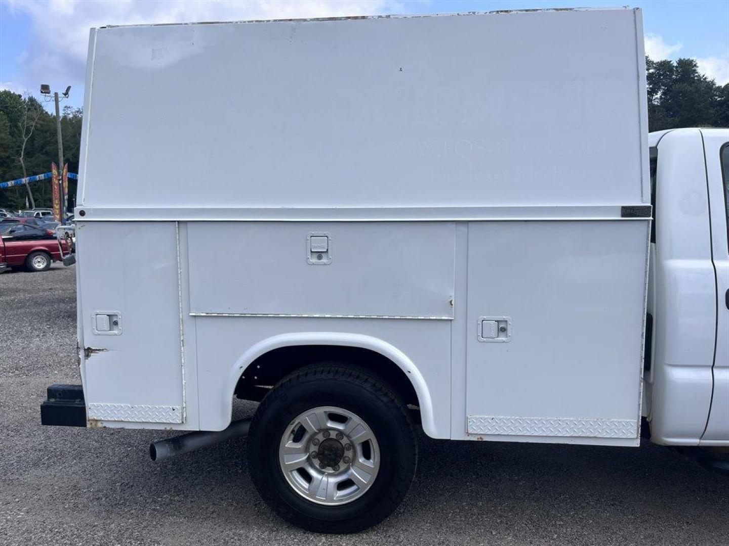 2007 White /Grey GMC Sierra 2500 Clsc (1GDHC24U27E) with an 6.0l V8 MPI 6.0l engine, Automatic transmission, located at 745 East Steele Rd., West Columbia, SC, 29170, (803) 755-9148, 33.927212, -81.148483 - Special Internet Price! 2007 GMC Sierra 2500 Clsc - Photo#14