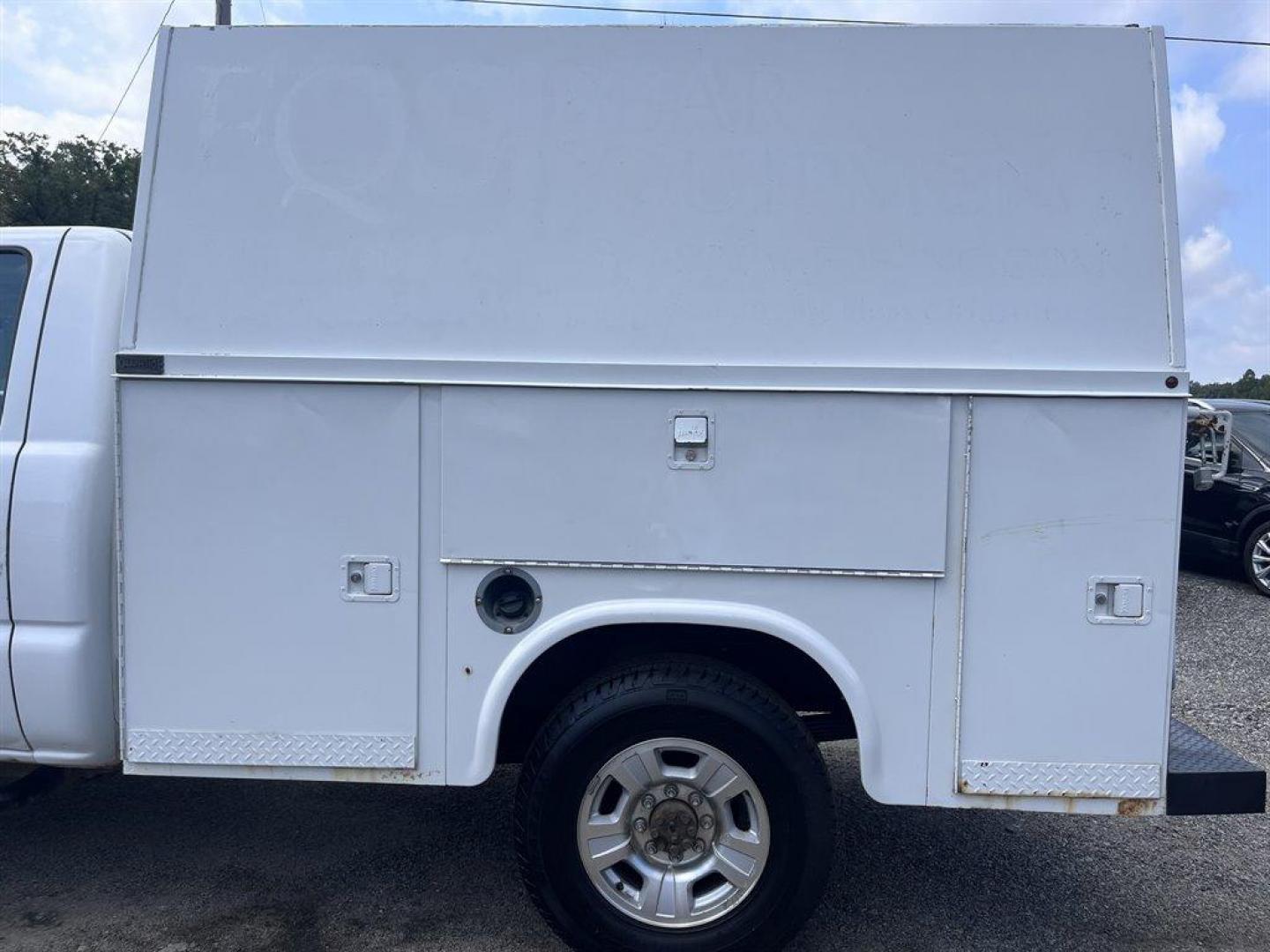 2007 White /Grey GMC Sierra 2500 Clsc (1GDHC24U27E) with an 6.0l V8 MPI 6.0l engine, Automatic transmission, located at 745 East Steele Rd., West Columbia, SC, 29170, (803) 755-9148, 33.927212, -81.148483 - Special Internet Price! 2007 GMC Sierra 2500 Clsc - Photo#16