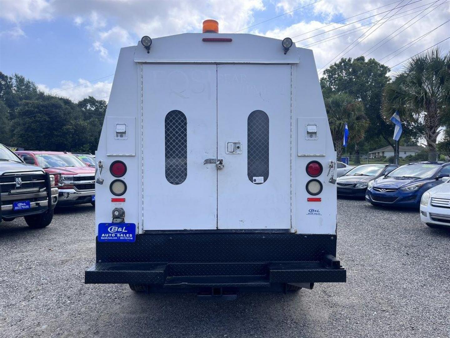 2007 White /Grey GMC Sierra 2500 Clsc (1GDHC24U27E) with an 6.0l V8 MPI 6.0l engine, Automatic transmission, located at 745 East Steele Rd., West Columbia, SC, 29170, (803) 755-9148, 33.927212, -81.148483 - Special Internet Price! 2007 GMC Sierra 2500 Clsc - Photo#18