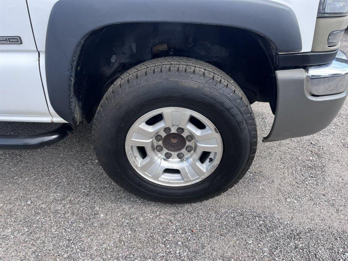 2007 White /Grey GMC Sierra 2500 Clsc (1GDHC24U27E) with an 6.0l V8 MPI 6.0l engine, Automatic transmission, located at 745 East Steele Rd., West Columbia, SC, 29170, (803) 755-9148, 33.927212, -81.148483 - Special Internet Price! 2007 GMC Sierra 2500 Clsc - Photo#21