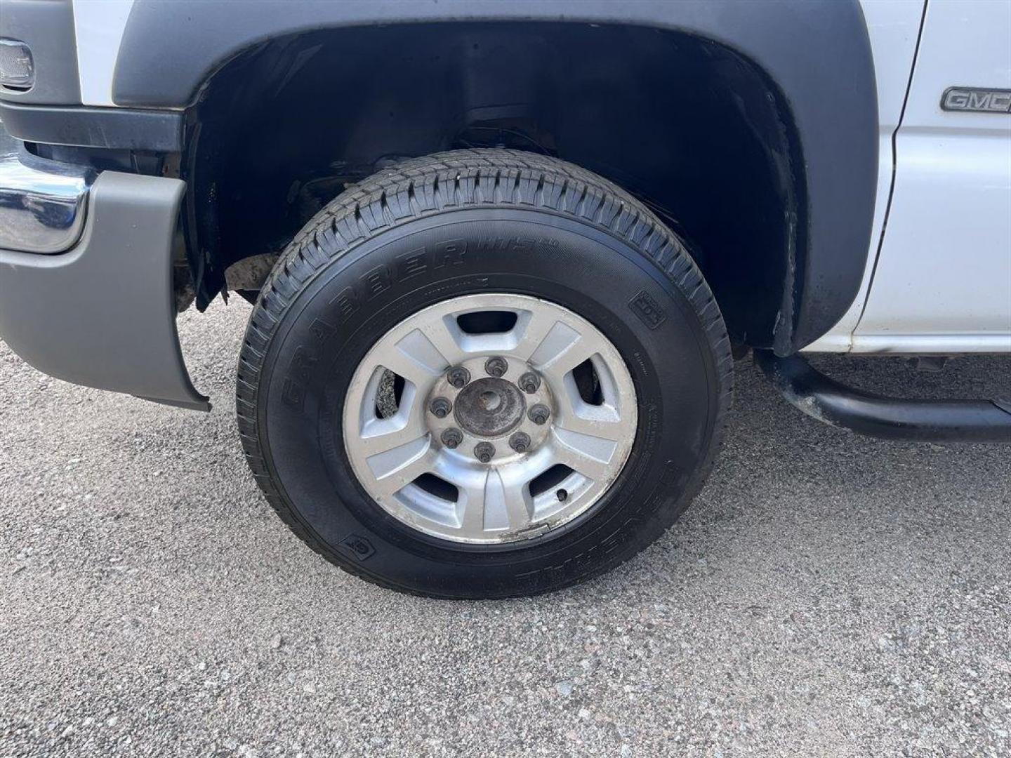 2007 White /Grey GMC Sierra 2500 Clsc (1GDHC24U27E) with an 6.0l V8 MPI 6.0l engine, Automatic transmission, located at 745 East Steele Rd., West Columbia, SC, 29170, (803) 755-9148, 33.927212, -81.148483 - Special Internet Price! 2007 GMC Sierra 2500 Clsc - Photo#24