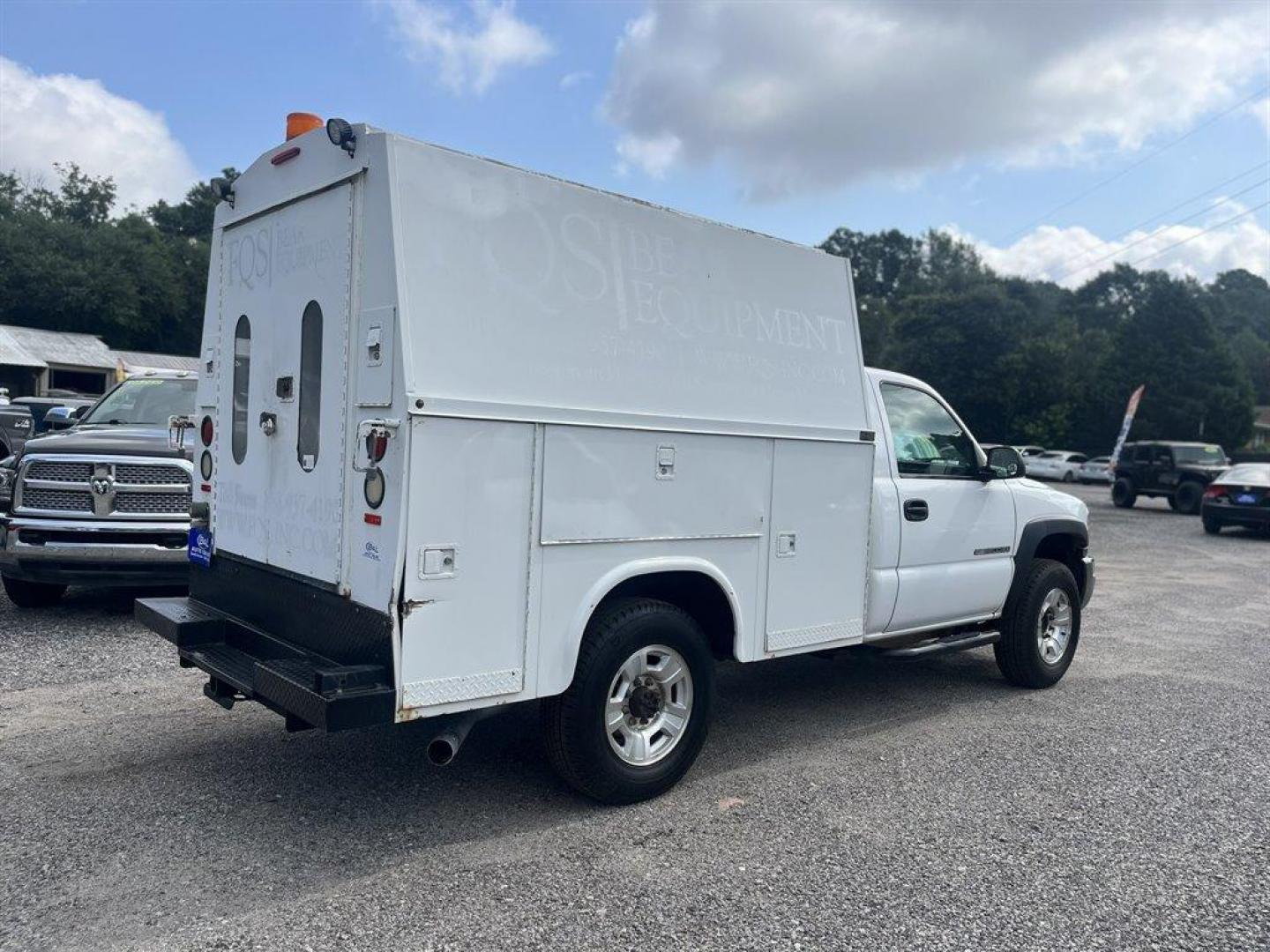 2007 White /Grey GMC Sierra 2500 Clsc (1GDHC24U27E) with an 6.0l V8 MPI 6.0l engine, Automatic transmission, located at 745 East Steele Rd., West Columbia, SC, 29170, (803) 755-9148, 33.927212, -81.148483 - Special Internet Price! 2007 GMC Sierra 2500 Clsc - Photo#2