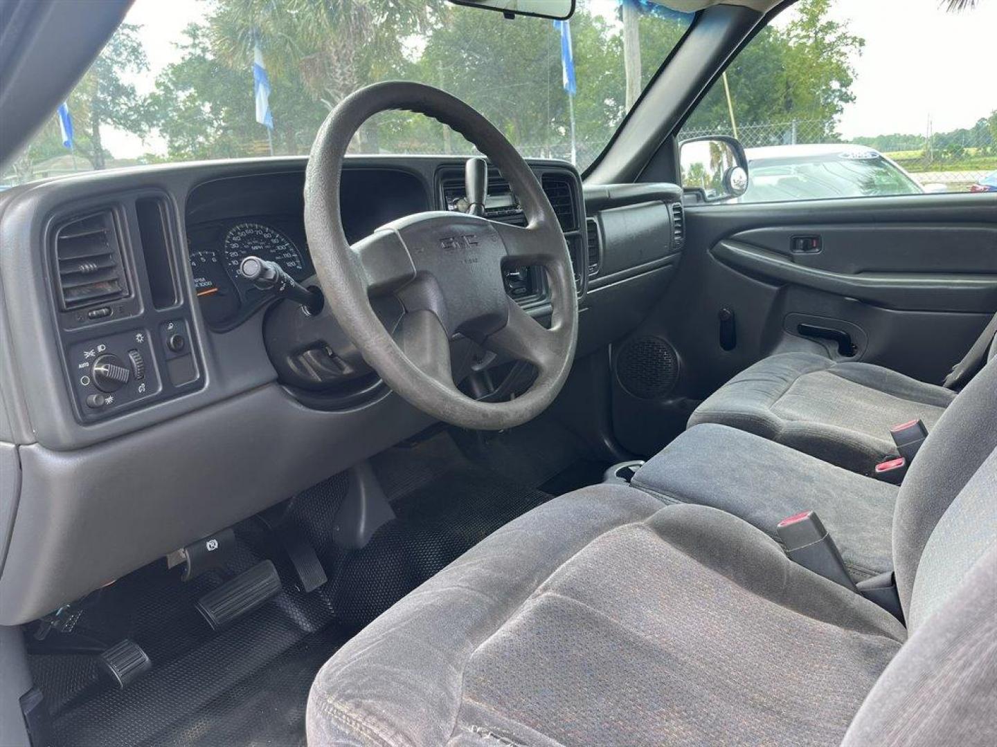 2007 White /Grey GMC Sierra 2500 Clsc (1GDHC24U27E) with an 6.0l V8 MPI 6.0l engine, Automatic transmission, located at 745 East Steele Rd., West Columbia, SC, 29170, (803) 755-9148, 33.927212, -81.148483 - Special Internet Price! 2007 GMC Sierra 2500 Clsc - Photo#4