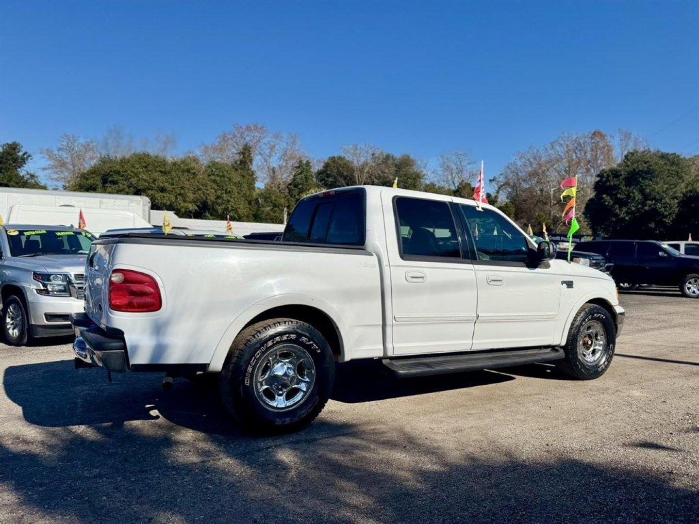 2001 White /Grey Ford F150 (1FTRW07L01K) with an 5.4l V8 EFI Sohc 5.4l engine, Automatic transmission, located at 745 East Steele Rd., West Columbia, SC, 29170, (803) 755-9148, 33.927212, -81.148483 - Photo#3